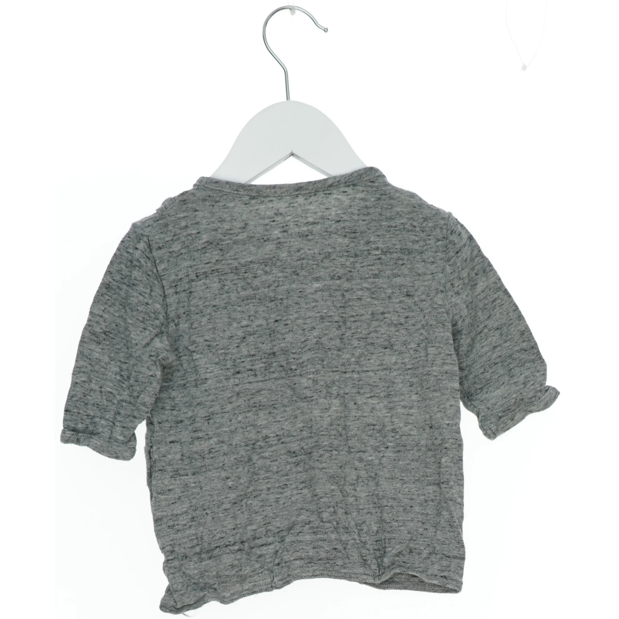 Grå bluse med detaljer i halsudskæring (str. 74)