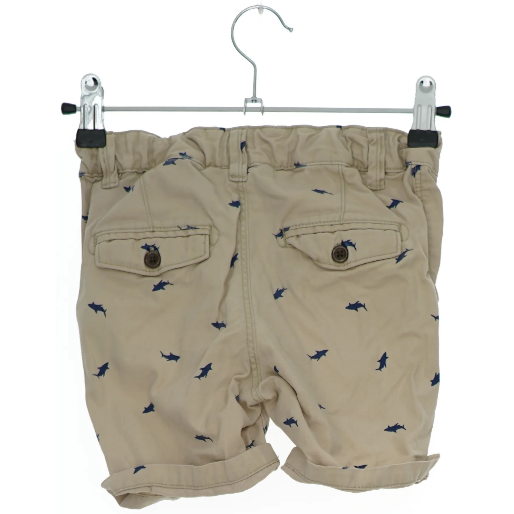Beige shorts med haj-mønster fra H&M (str. 86)