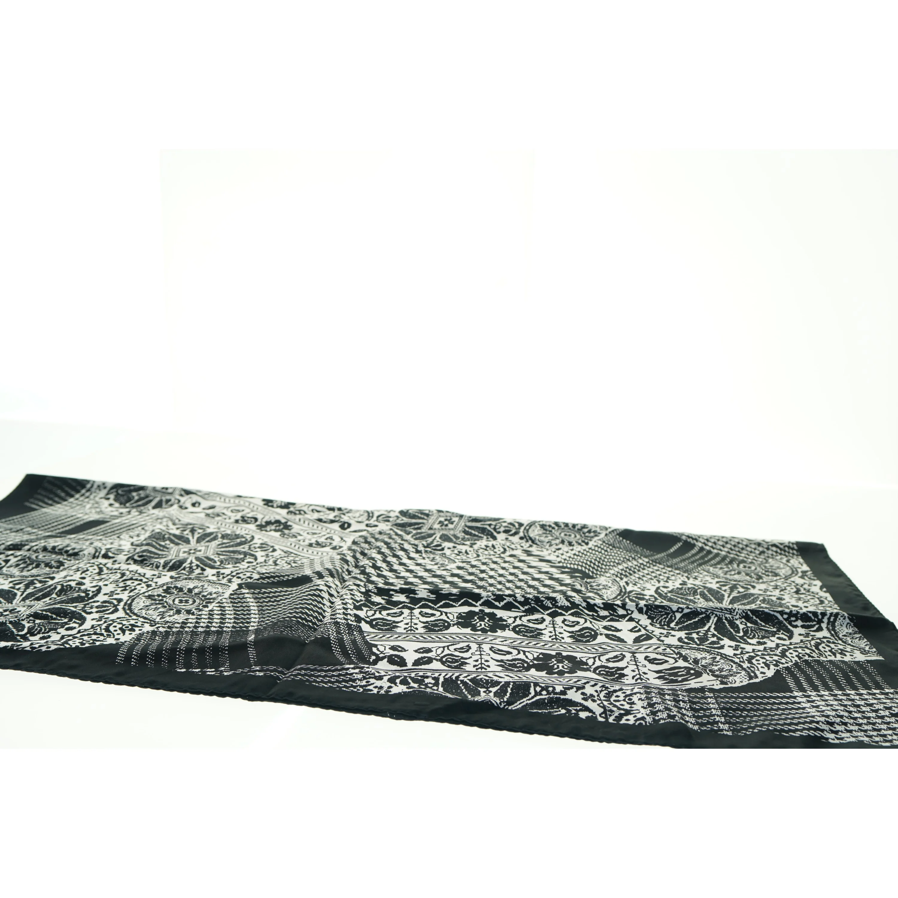 Sort og hvidt mønstret tørklæde (str. 87 x 90 cm)