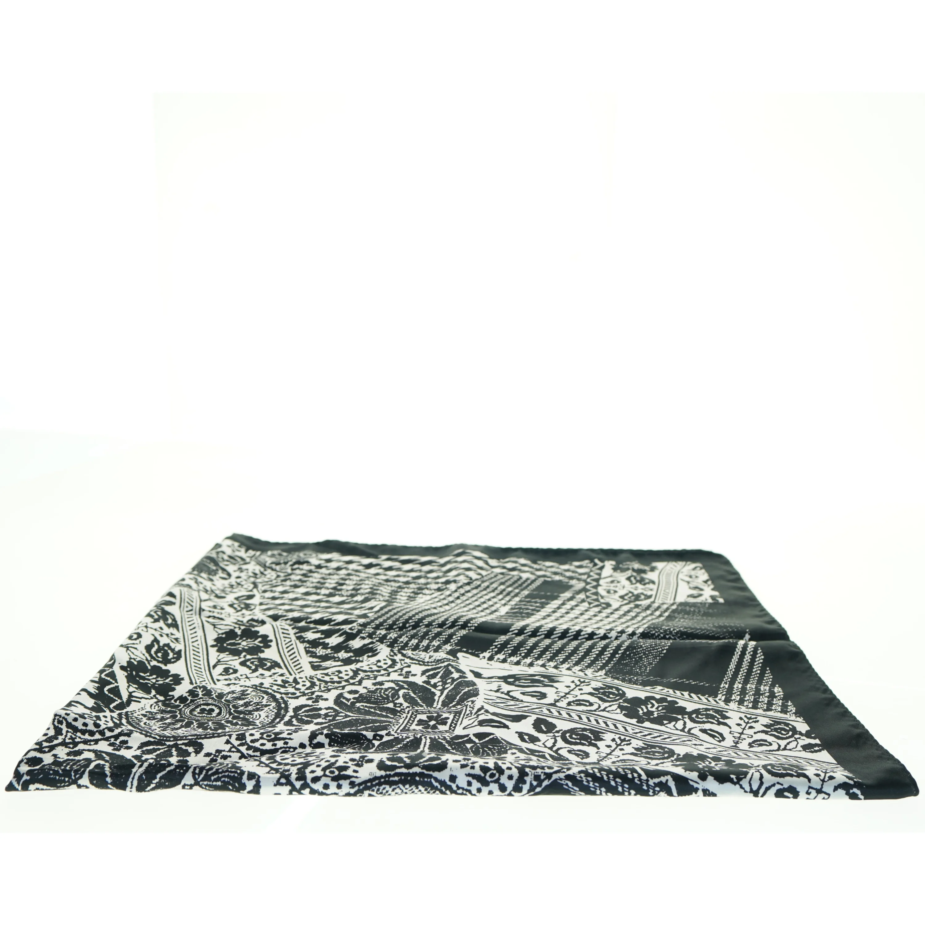 Sort og hvidt mønstret tørklæde (str. 87 x 90 cm)