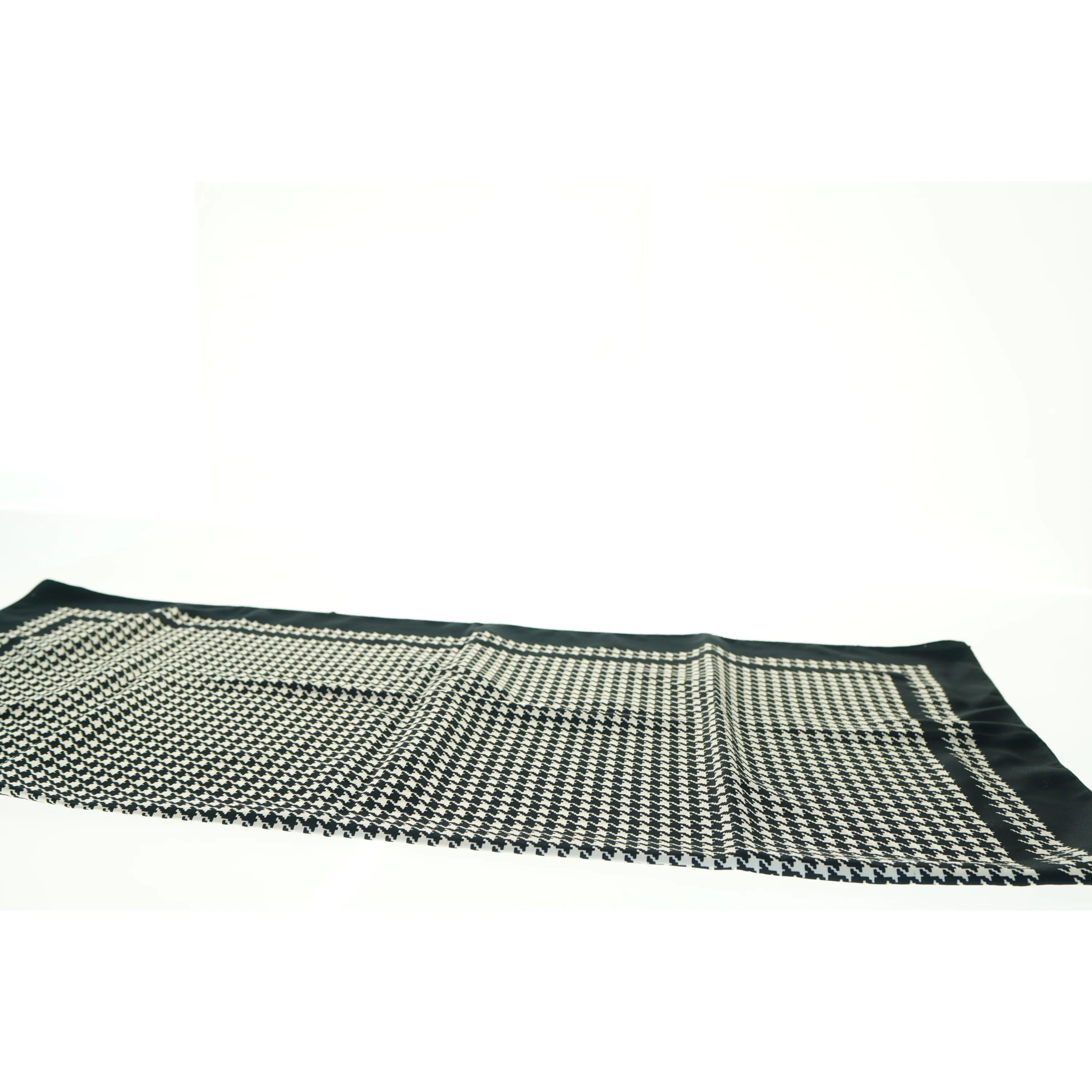 Ternet tørklæde (str. 87 x 83 cm)