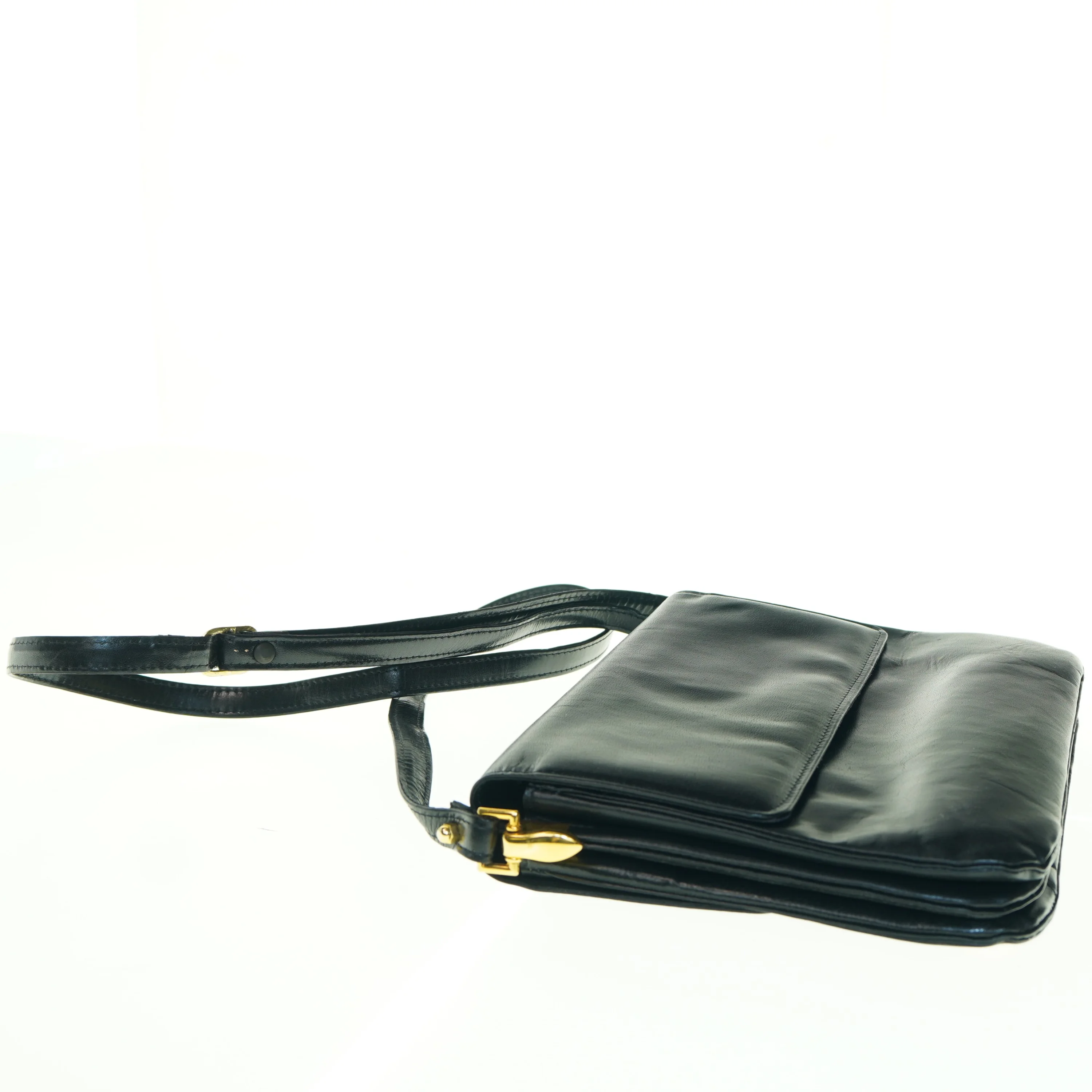 Sort skuldertaske i læder fra Bon Goût (str. 26 x. 20 cm)