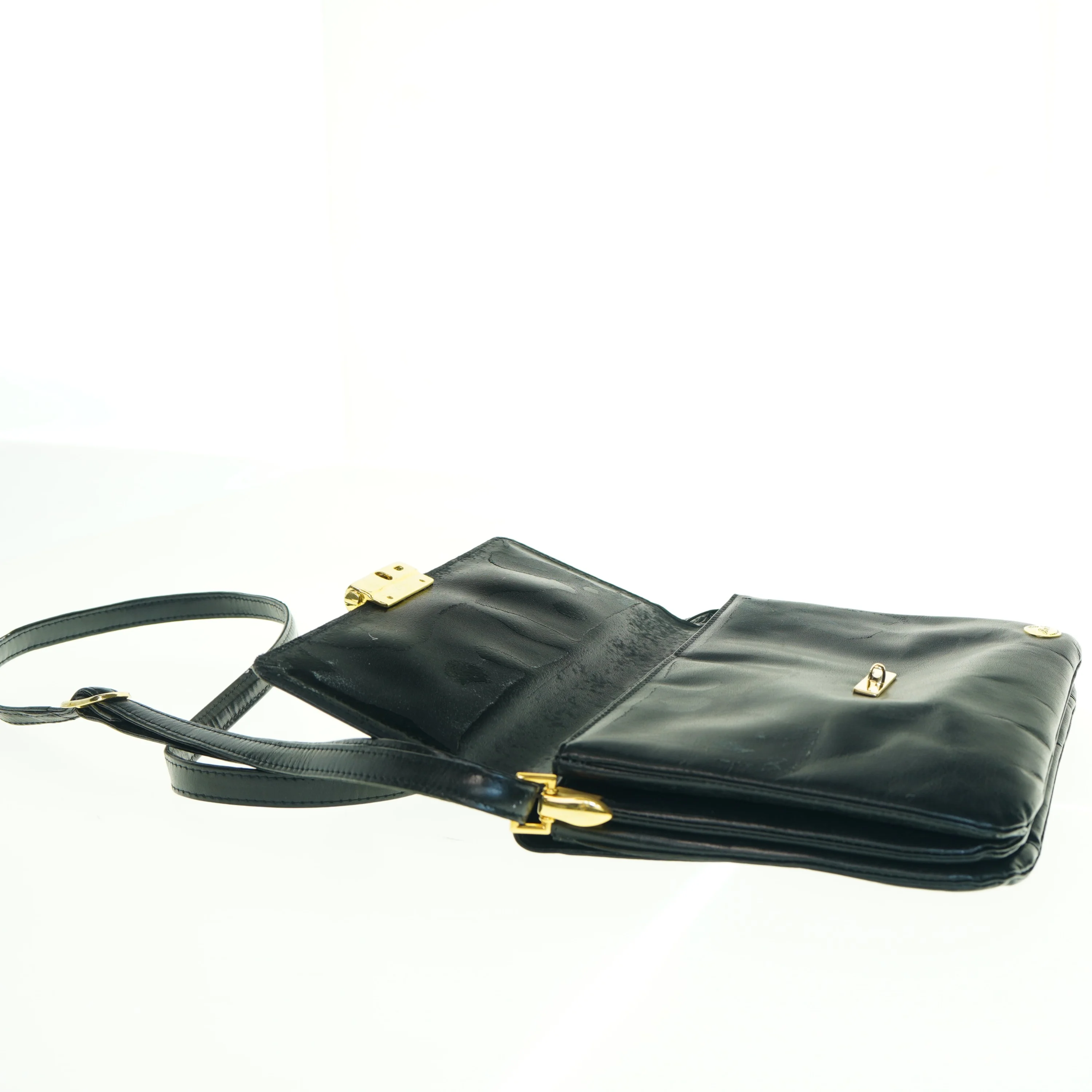 Sort skuldertaske i læder fra Bon Goût (str. 26 x. 20 cm)