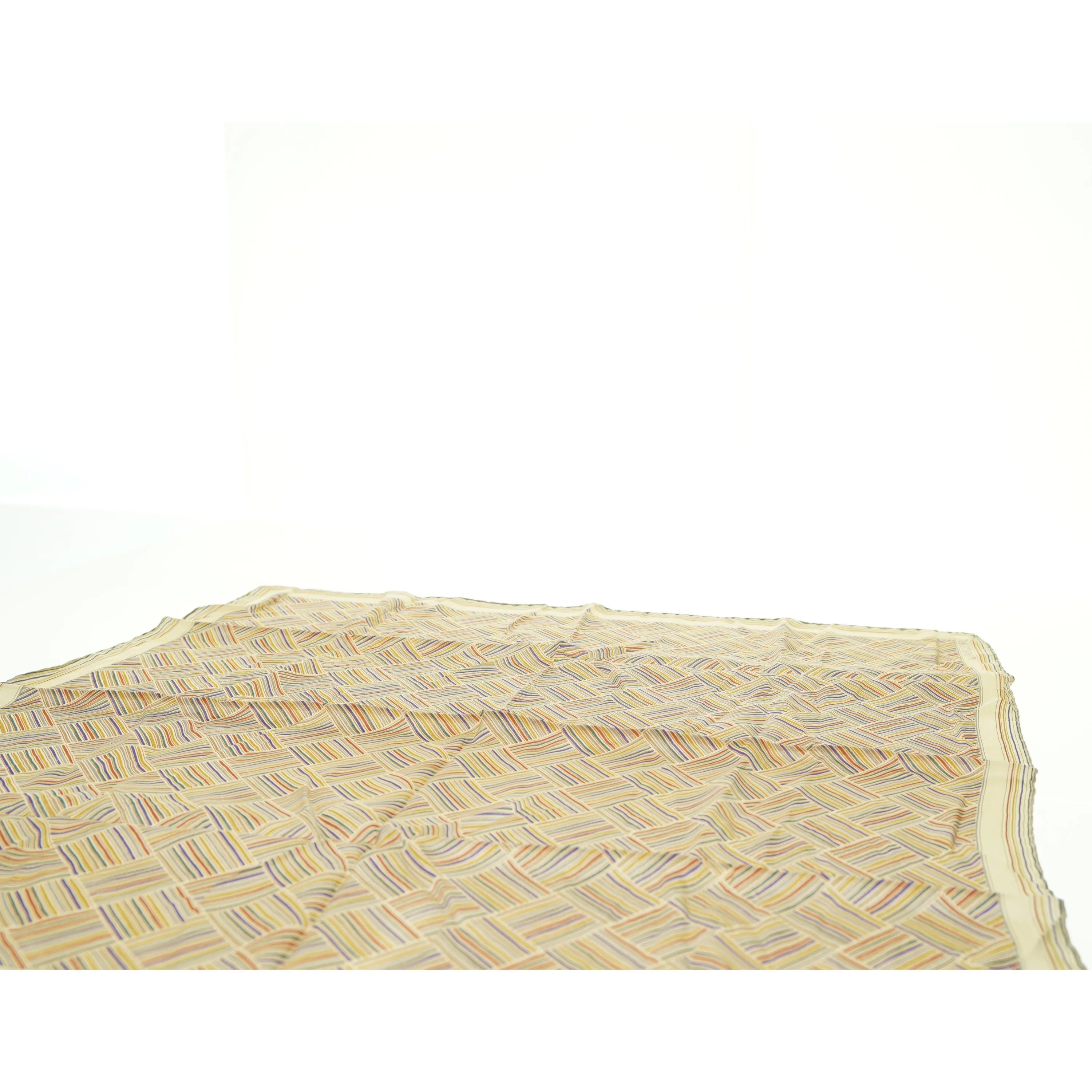 Mønstret tørklæde (str. 65 x. 65 cm)