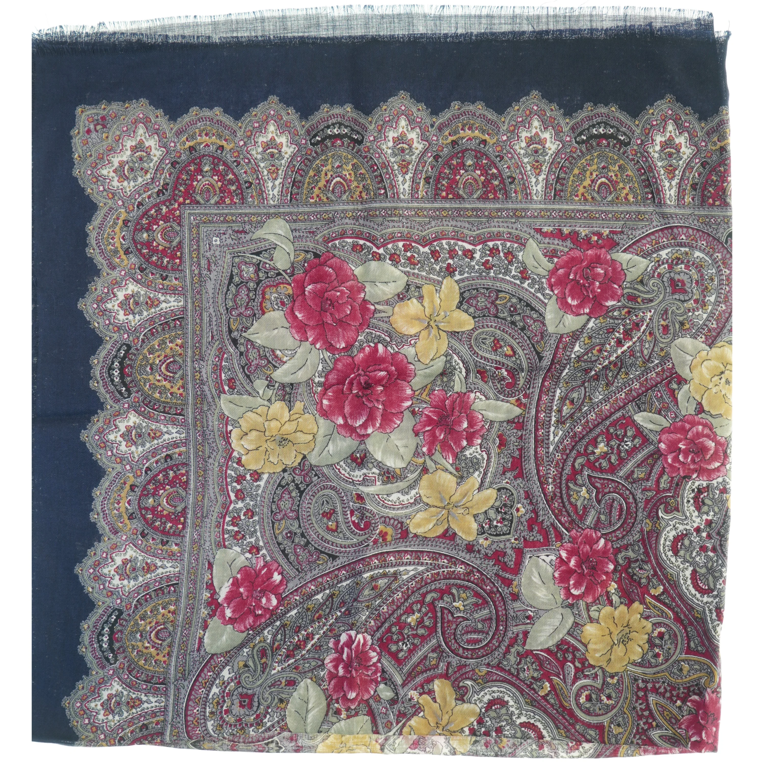 Mønstret tørklæde (str. 110 x 110 cm)