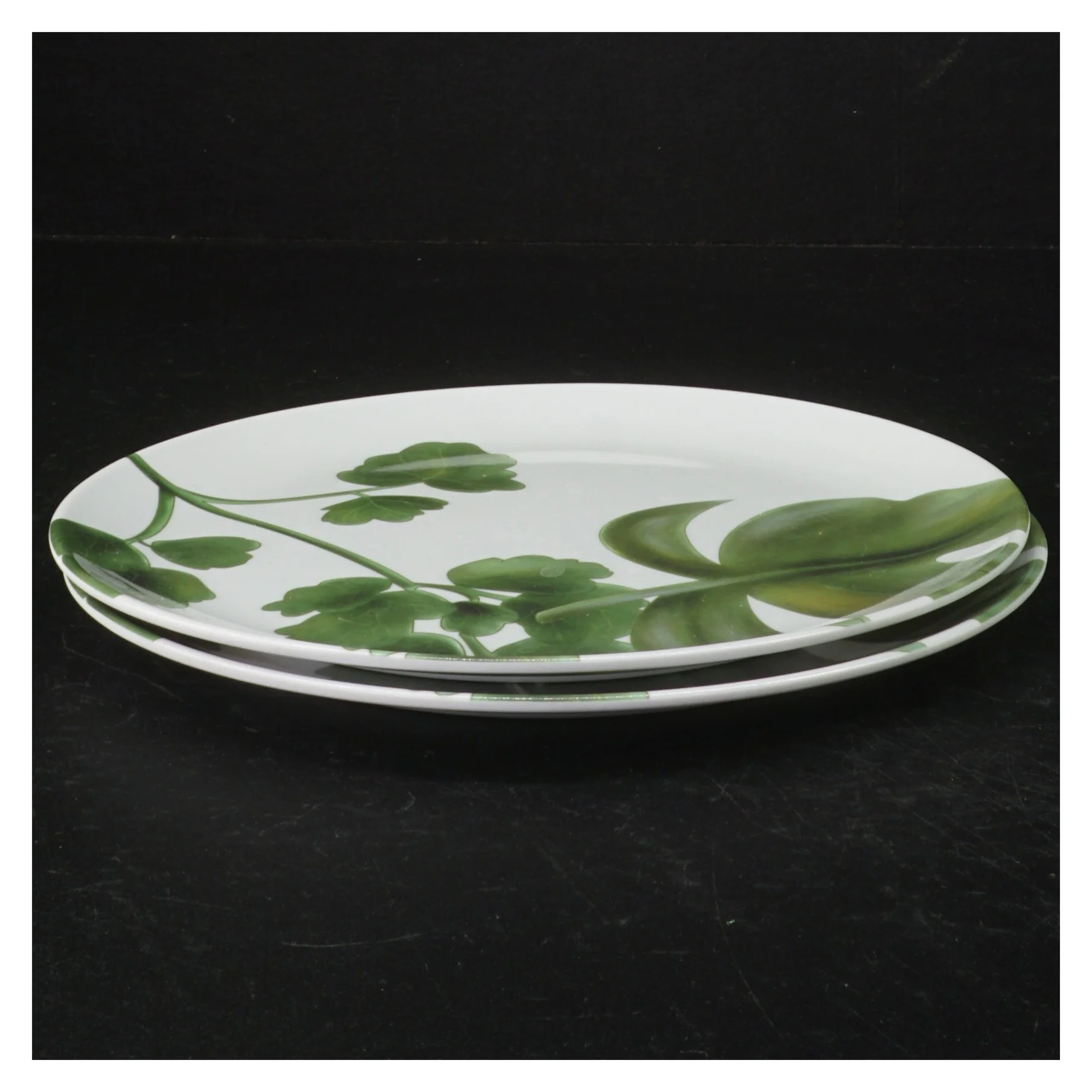 Dekorative tallerkener med blade-motiv (str. Ø. 20 cm)