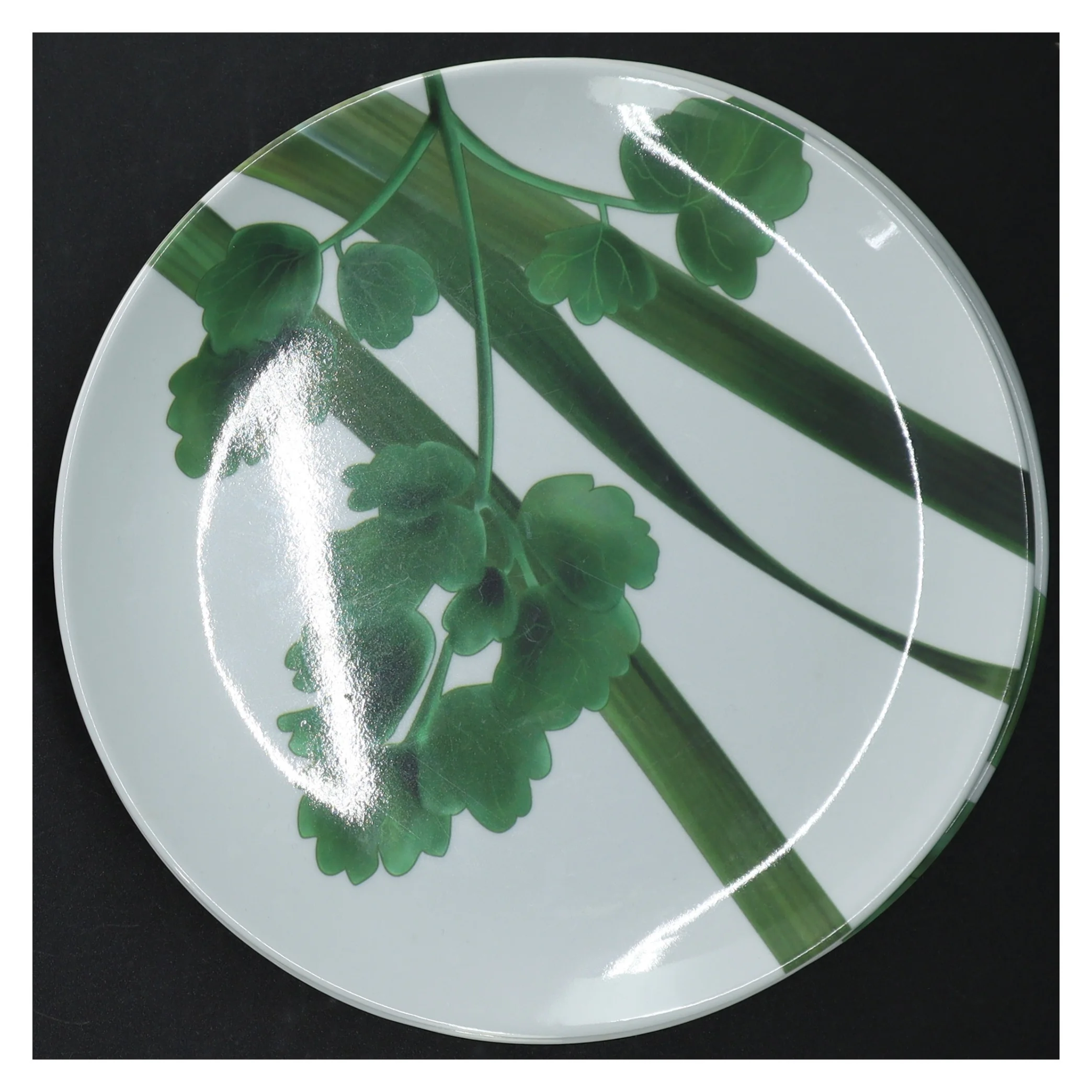 Dekorative tallerkener med blade-motiv (str. Ø. 20 cm)