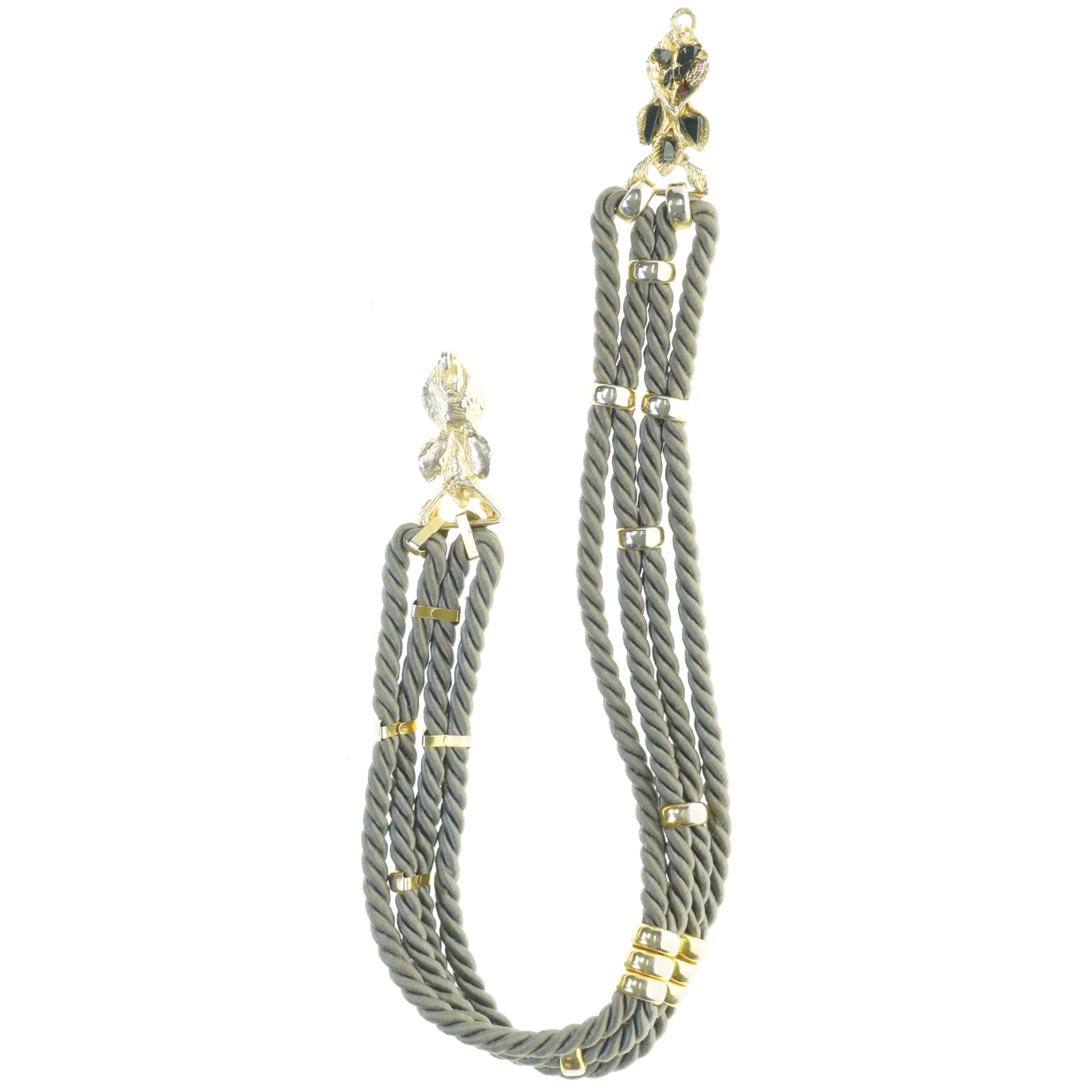 Flettet bælte med vedhæng (str. Længde. 83 cm. b. 4,5 cm)