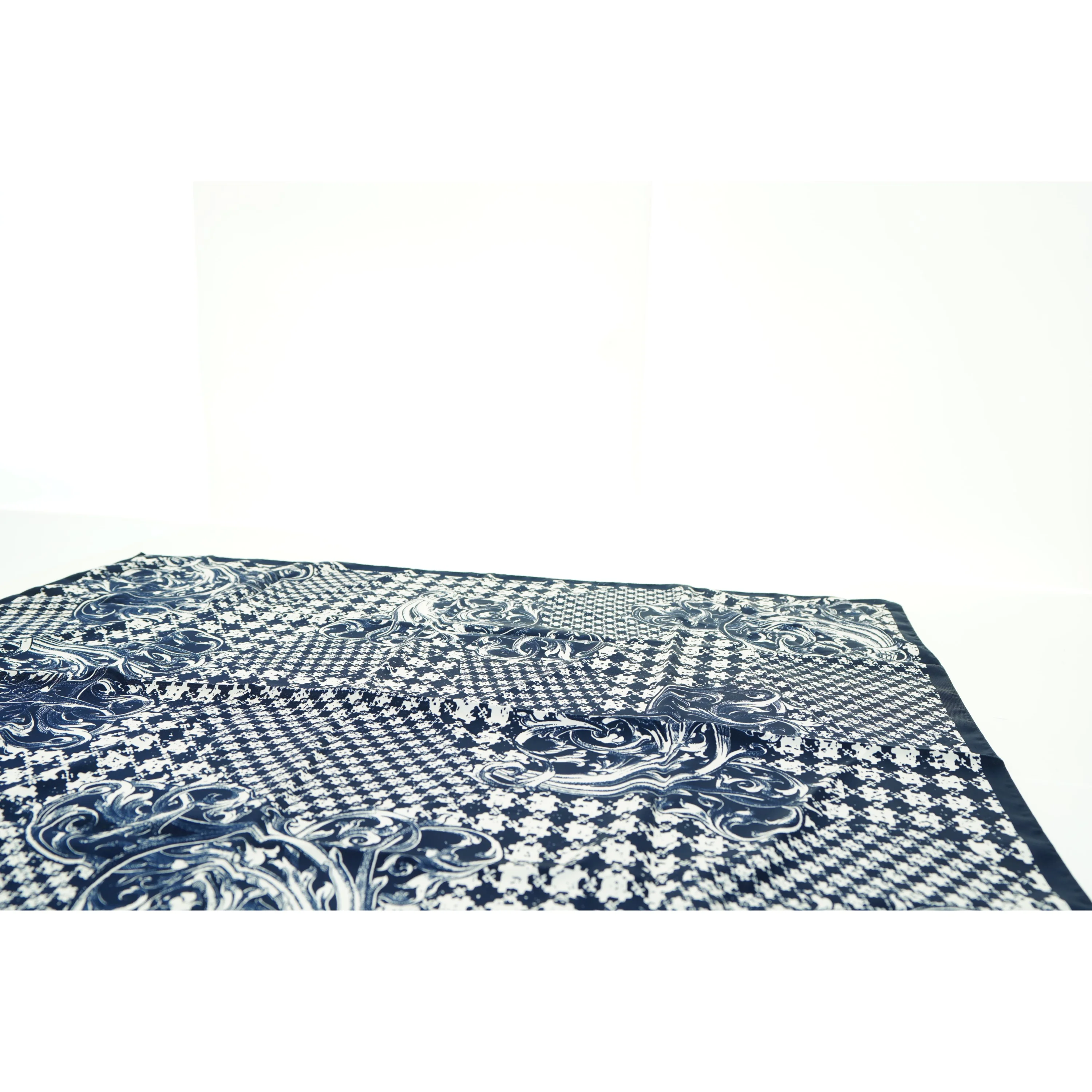 Blåt og hvidt tørklæde (str. 85 x 85 cm)