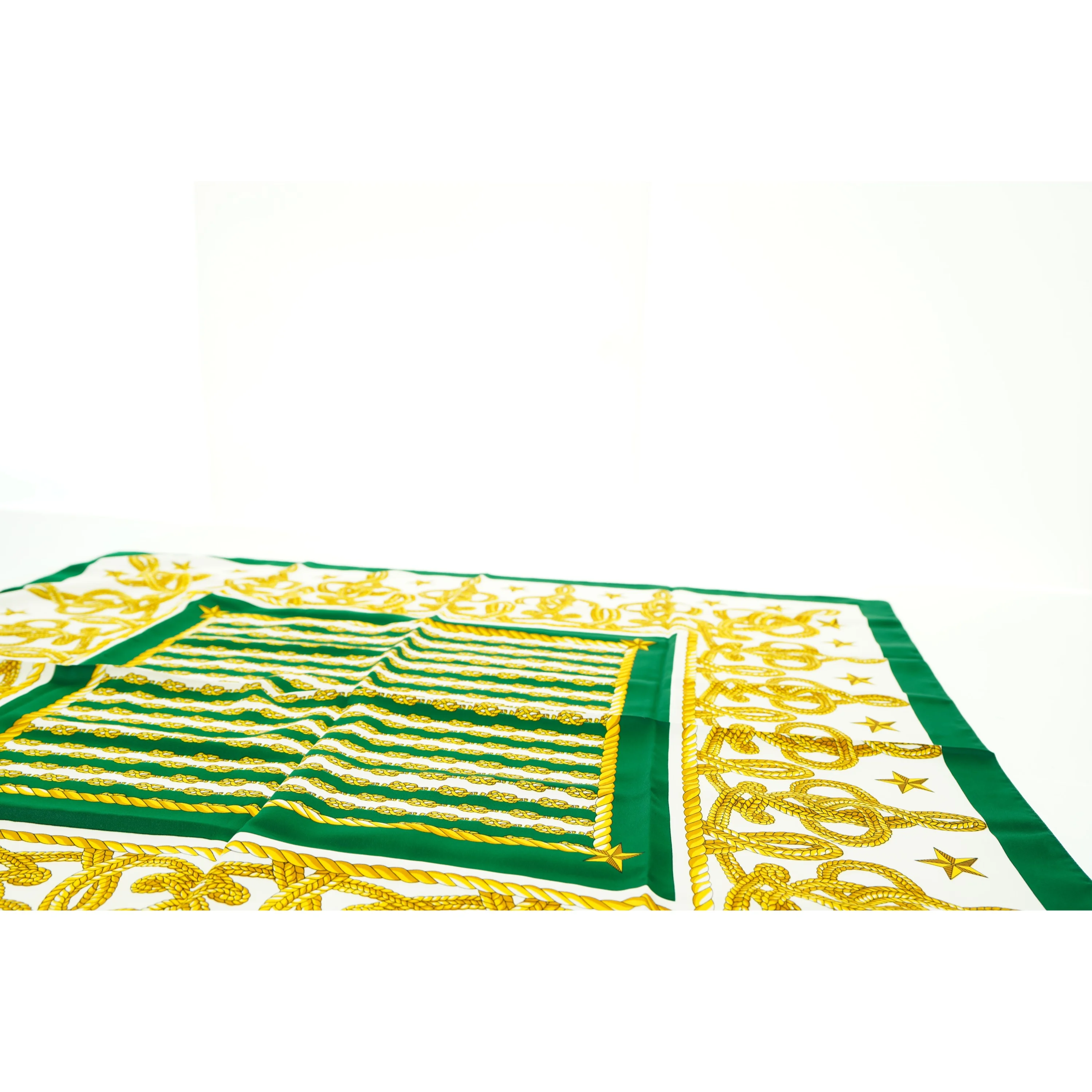 Dekorativ grøn og gul mønstret dug (str. 85 x 85 cm)