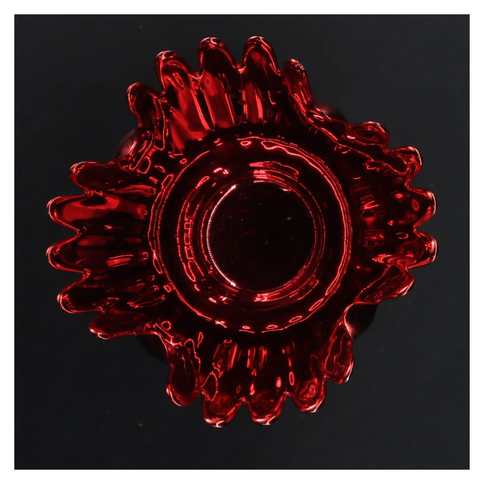 Rød glasvase på fod fra Krifon (str. 11x20 cm)