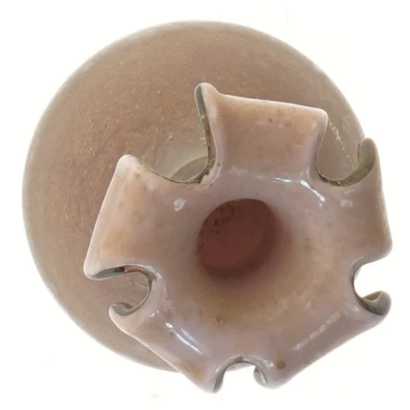 Brun vase med unik form (str. 16 cm)