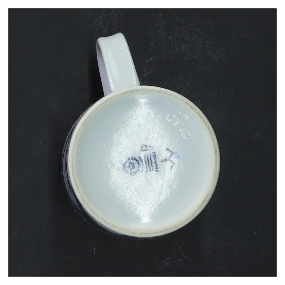 Porcelænskrus med kunstnerisk design fra 1985 fra Royal Copenhagen (str. 8x7 cm)