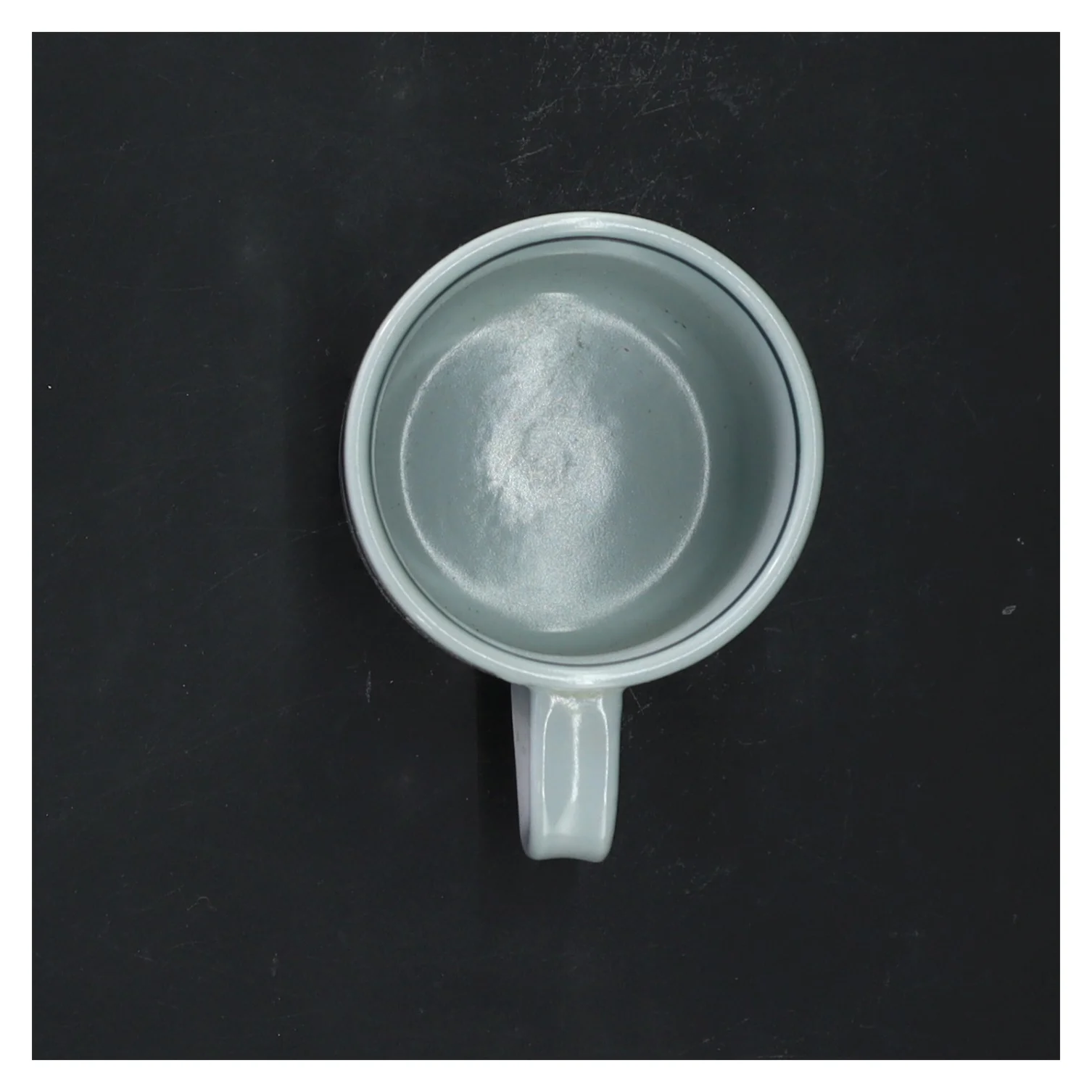 Porcelænskrus med kunstnerisk design fra 1985 fra Royal Copenhagen (str. 8x7 cm)