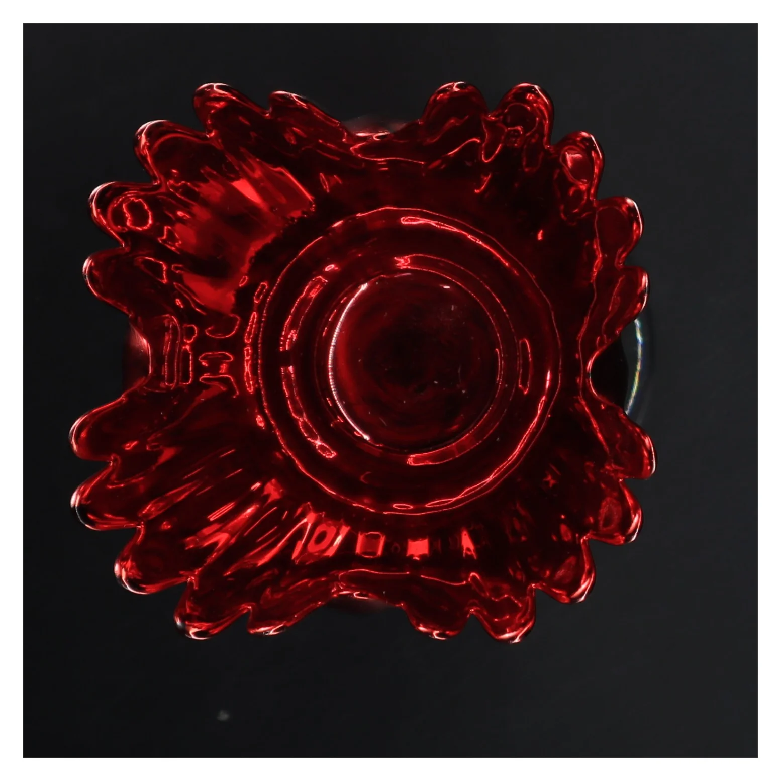 Rød glasvase på fod fra Krifon (str. 11x20 cm)