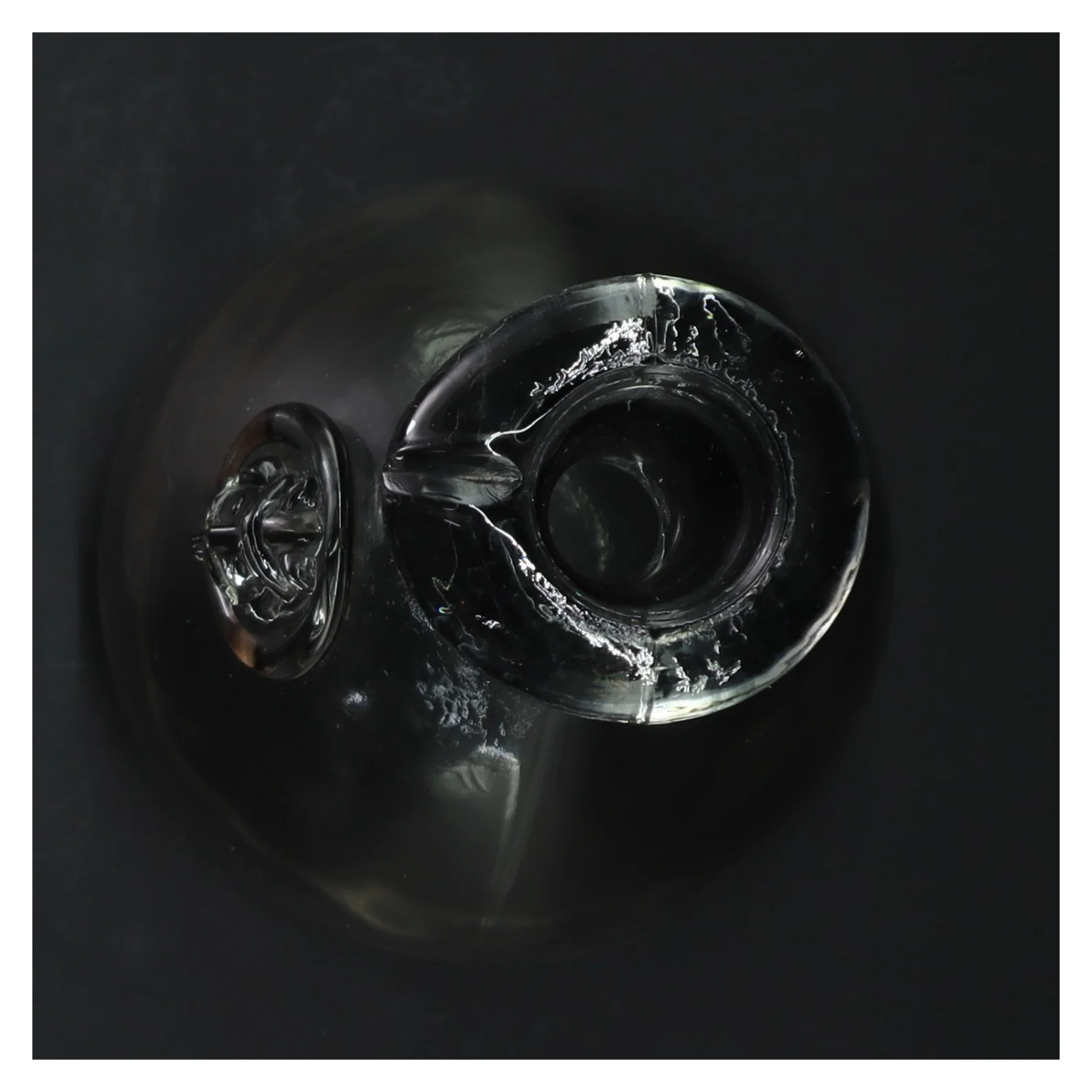 Glasflaske med dekorativt emblem (str. 23 cm)