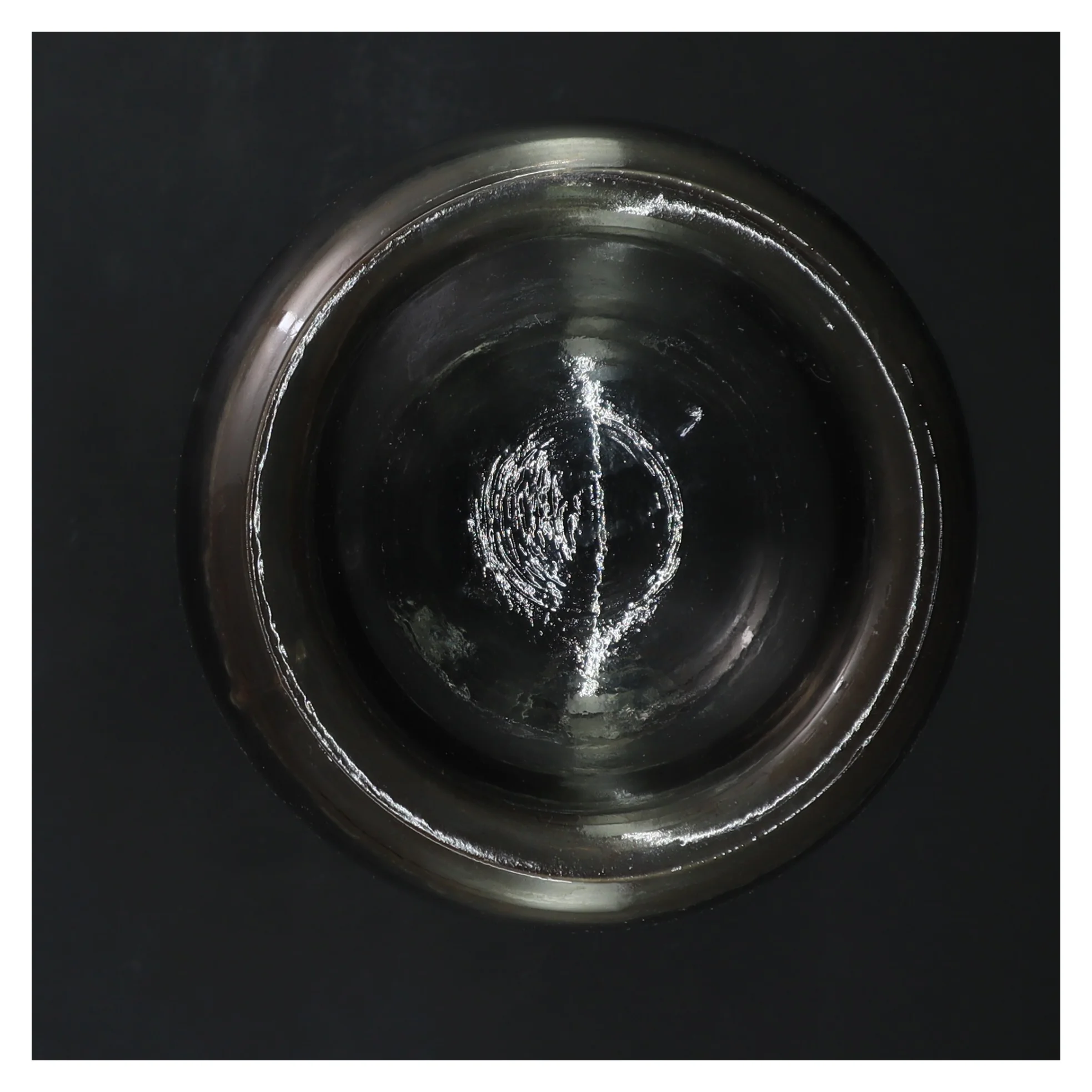 Glasflaske med dekorativt emblem (str. 23 cm)