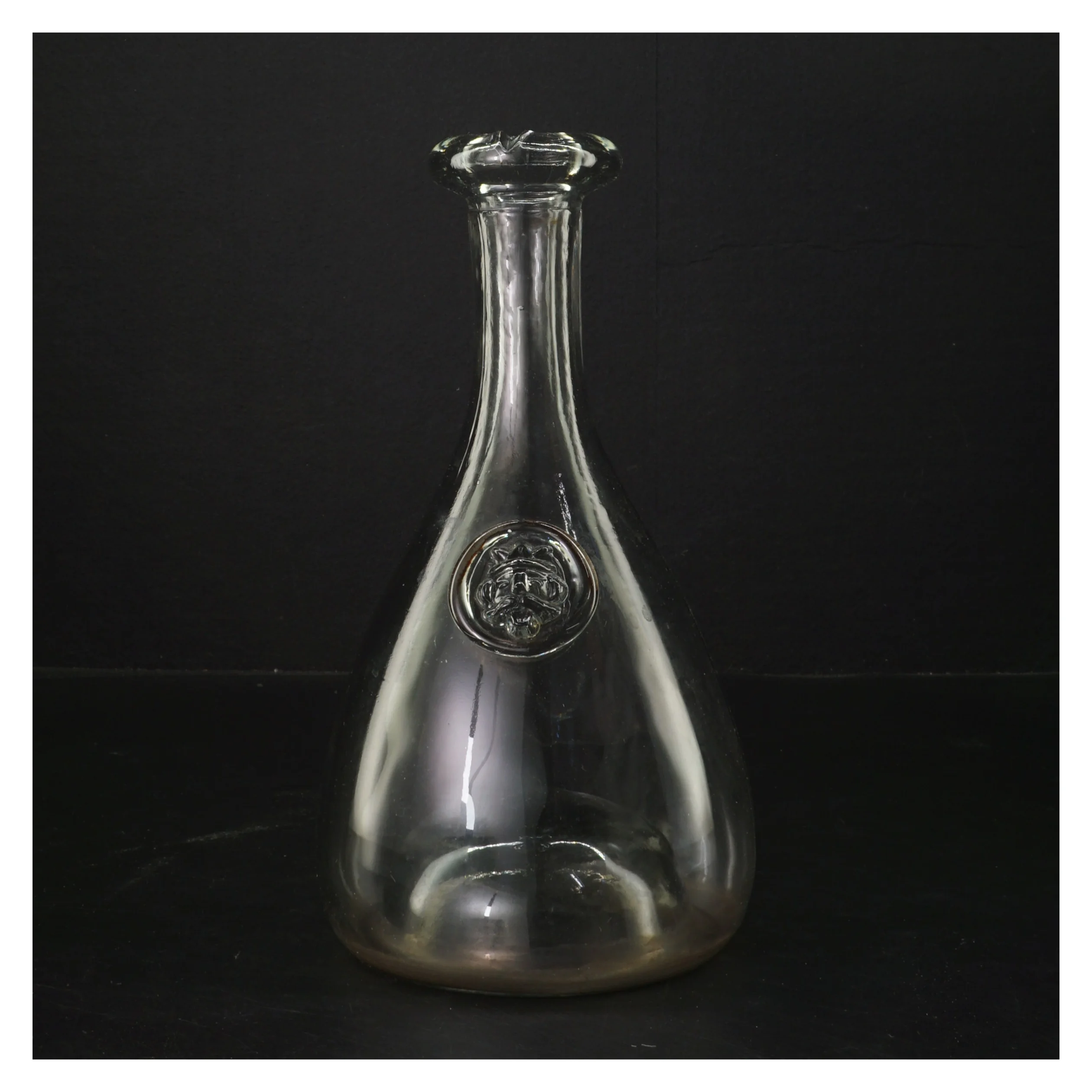 Glasflaske med dekorativt emblem (str. 23 cm)