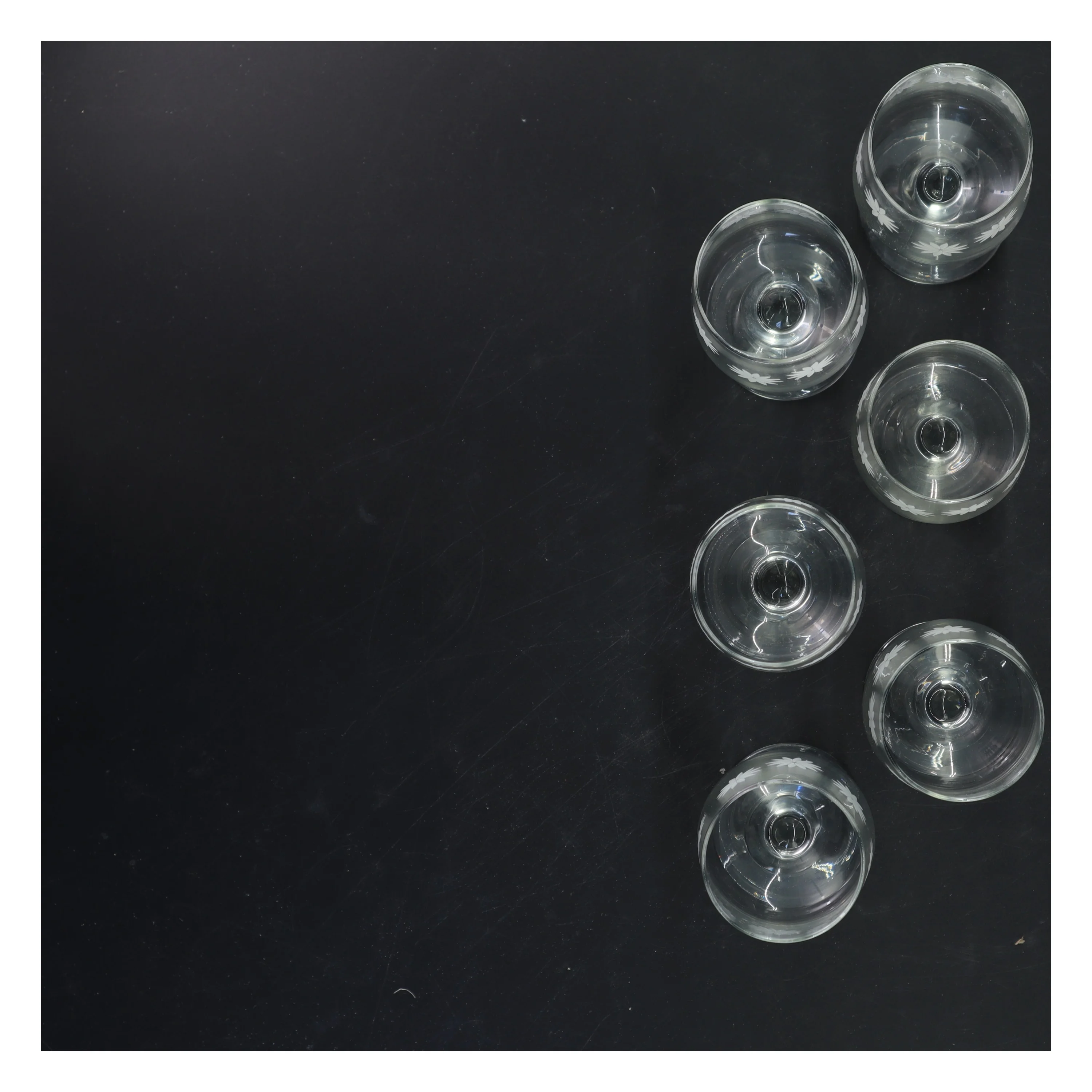 Vinglas med blomstermønster (str. 13x6 cm)