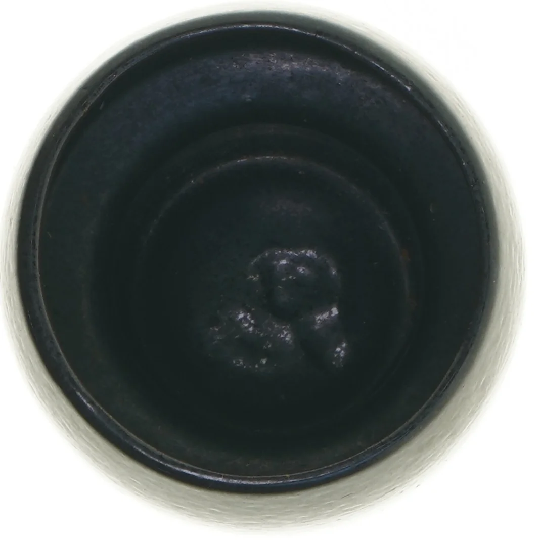 Keramisk vase i sort og beige (str. Ø. 11 cm. længde. 20,5 cm)