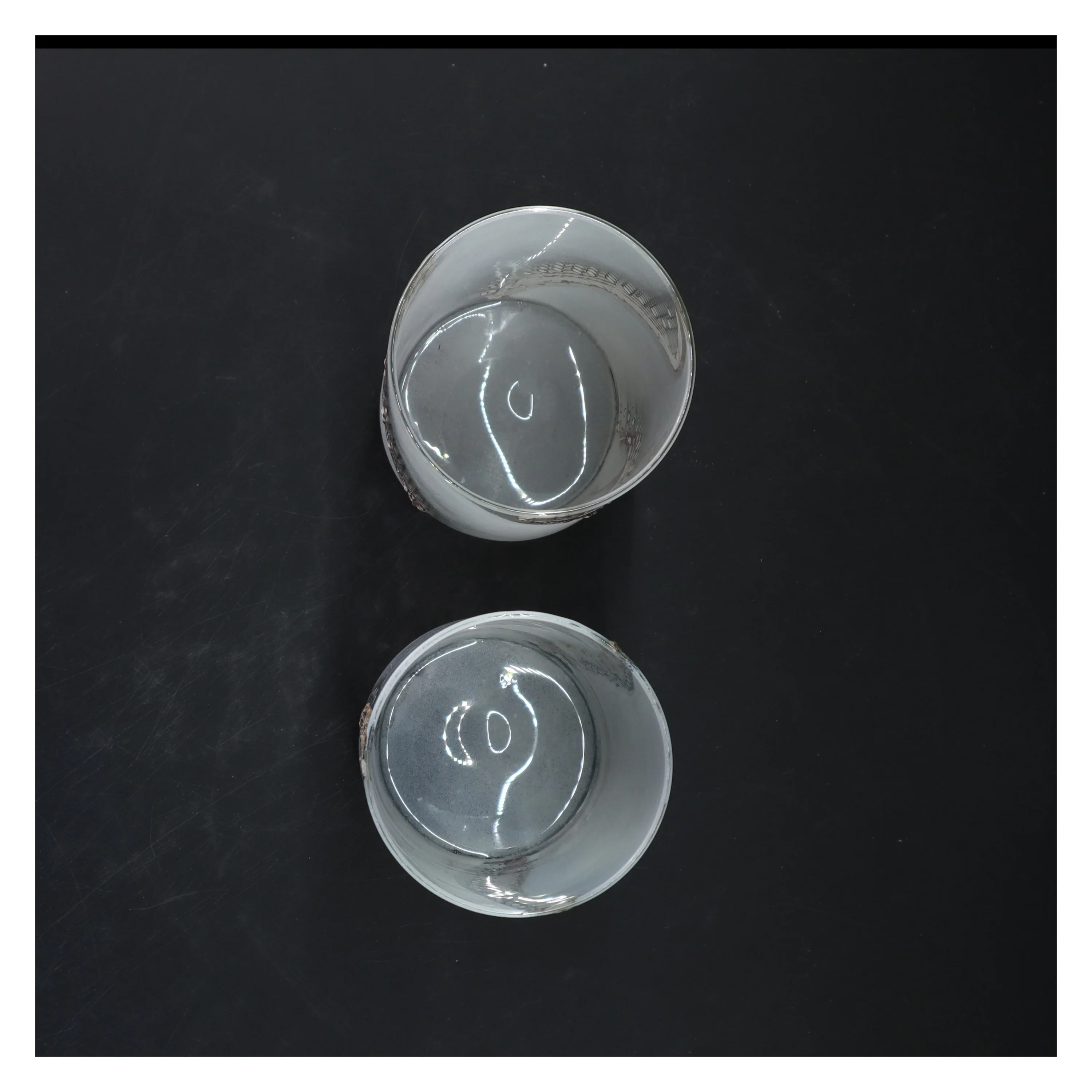 Glasvaser med dekoration (str. 8,5 cm x 16 cm)