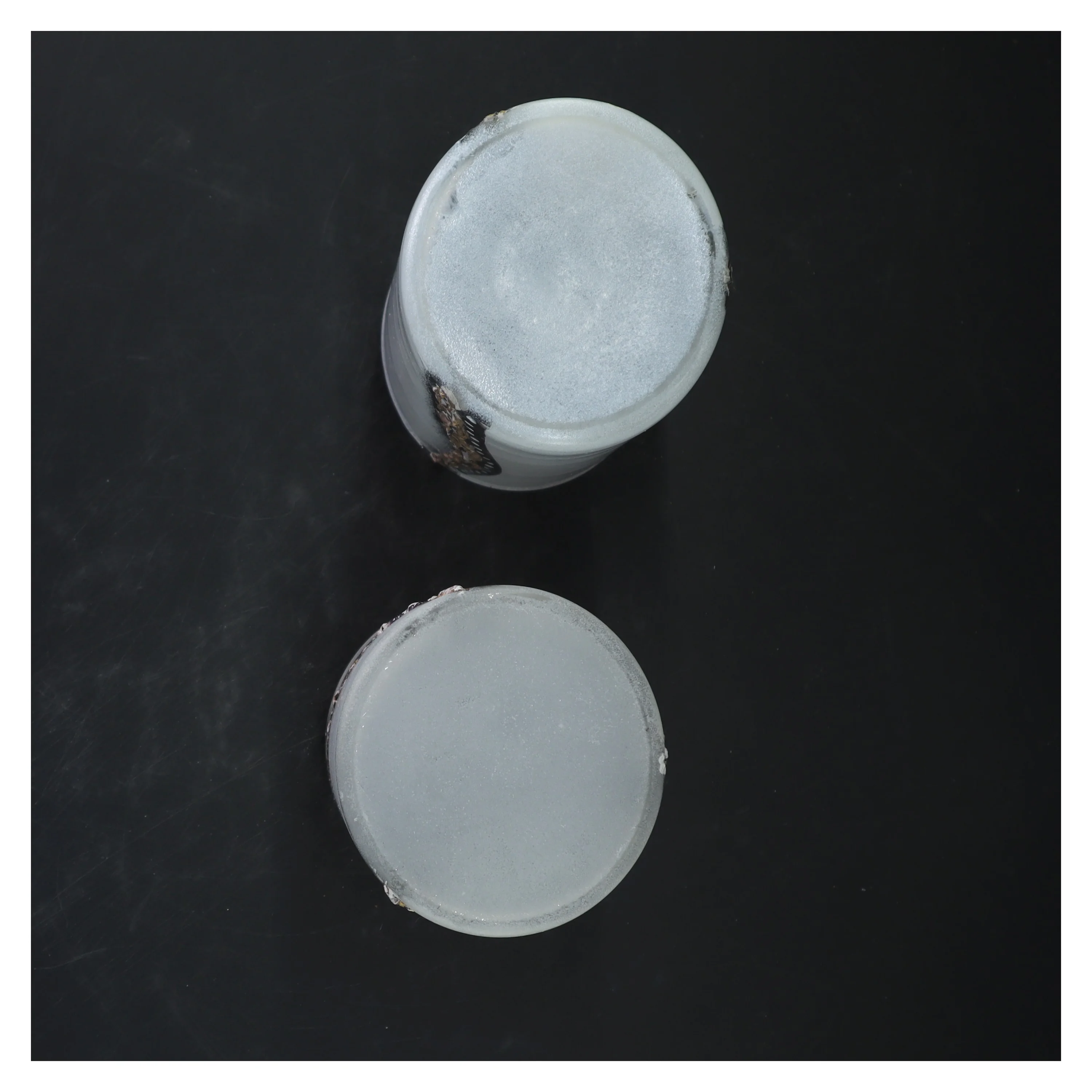 Glasvaser med dekoration (str. 8,5 cm x 16 cm)