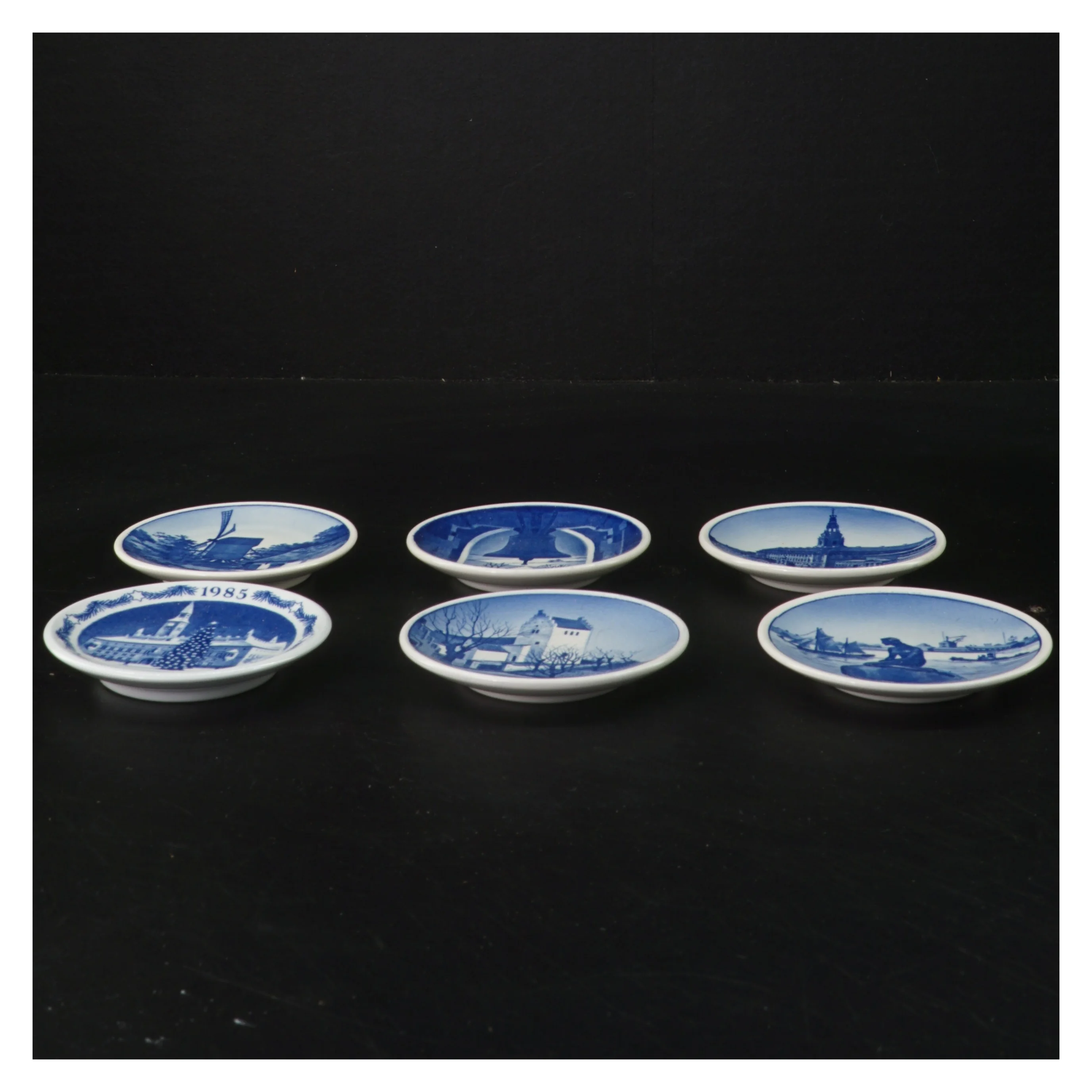 Sæt af seks danske årsplatter fra Denmark (str. 6 stk Ø 8,5 cm)