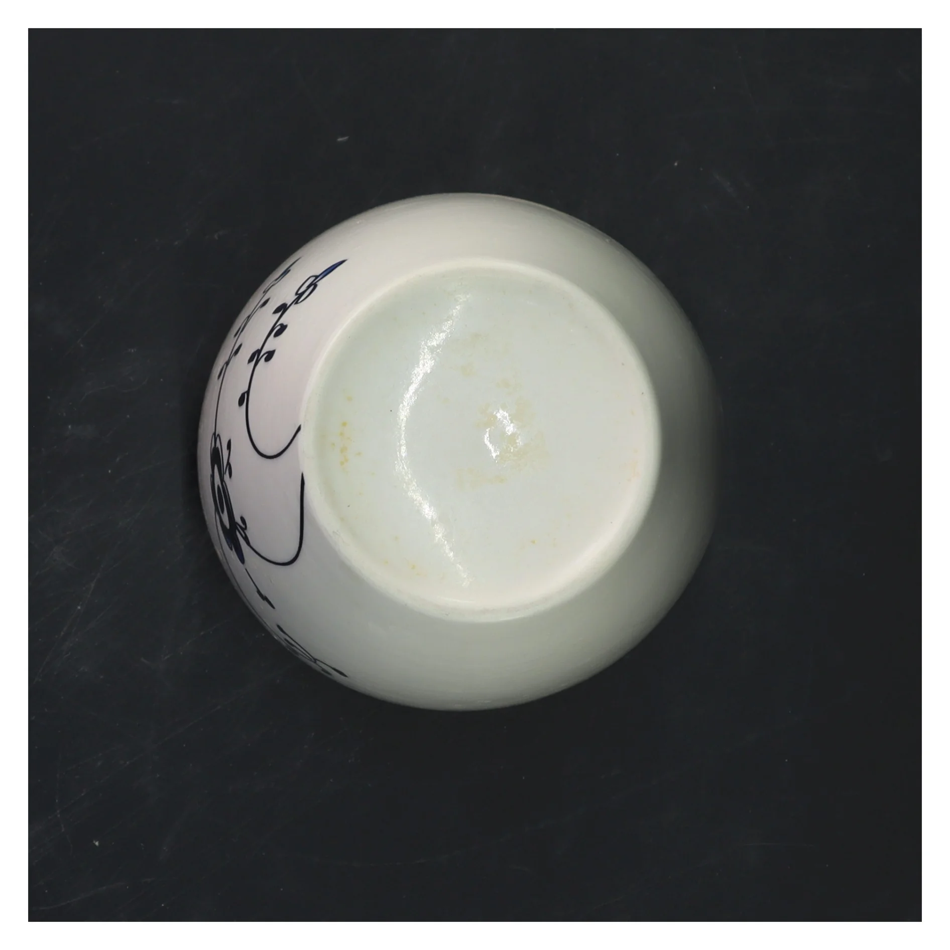 Hvid krus med blåt blomstermønster (str. 13x11,5 cm)