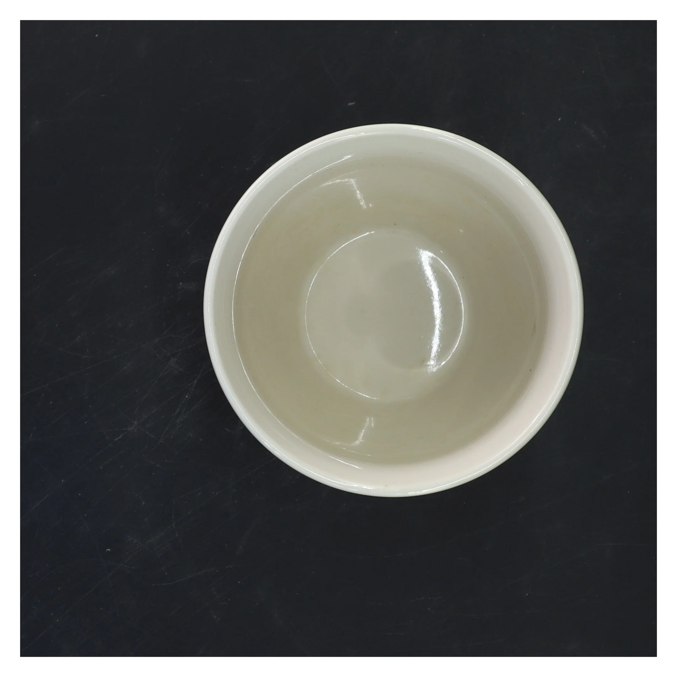 Hvid krus med blåt blomstermønster (str. 13x11,5 cm)