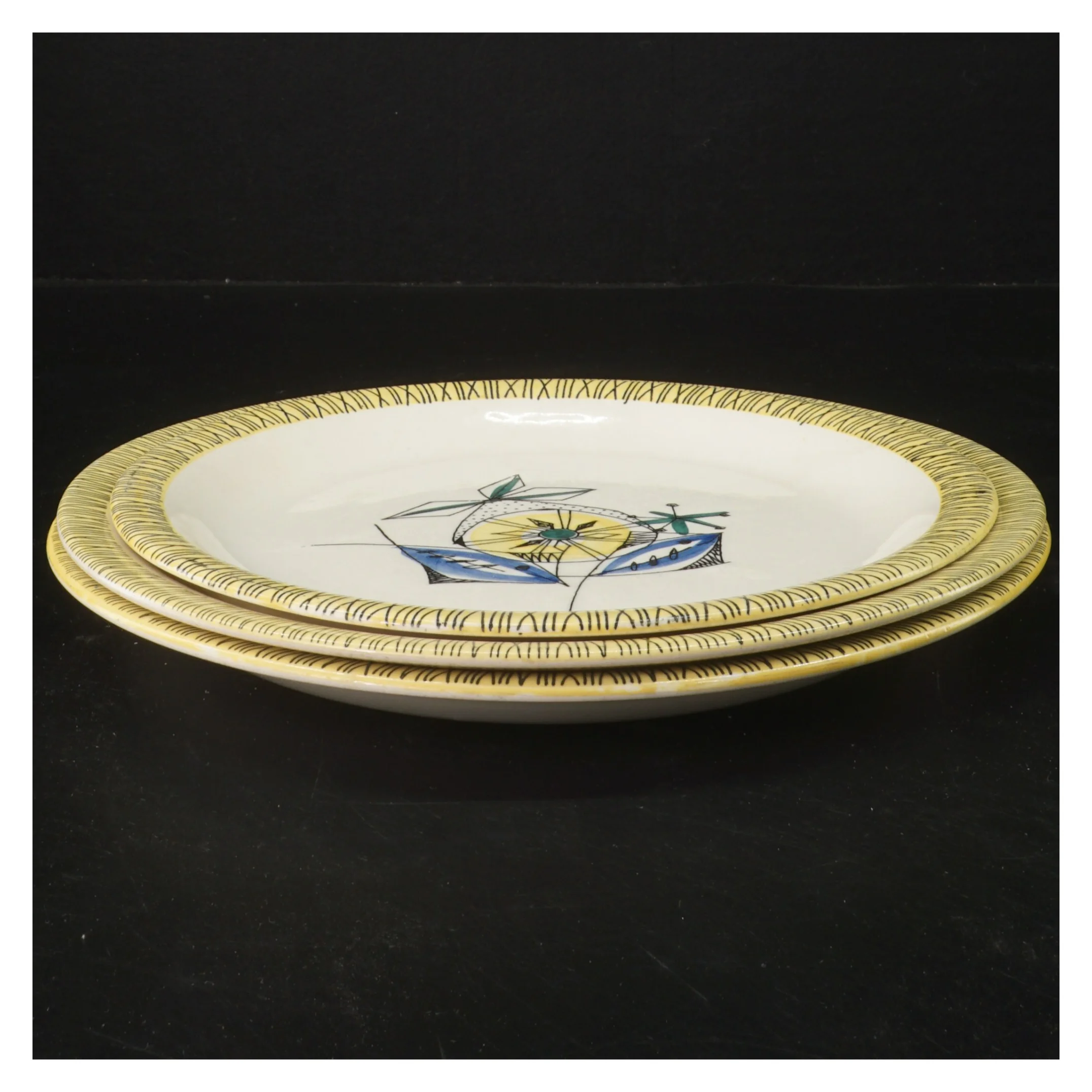 Tre dybe tallerkener med mønster fra Stavangerflint (str. 3 styk, ø 21-24 cm)