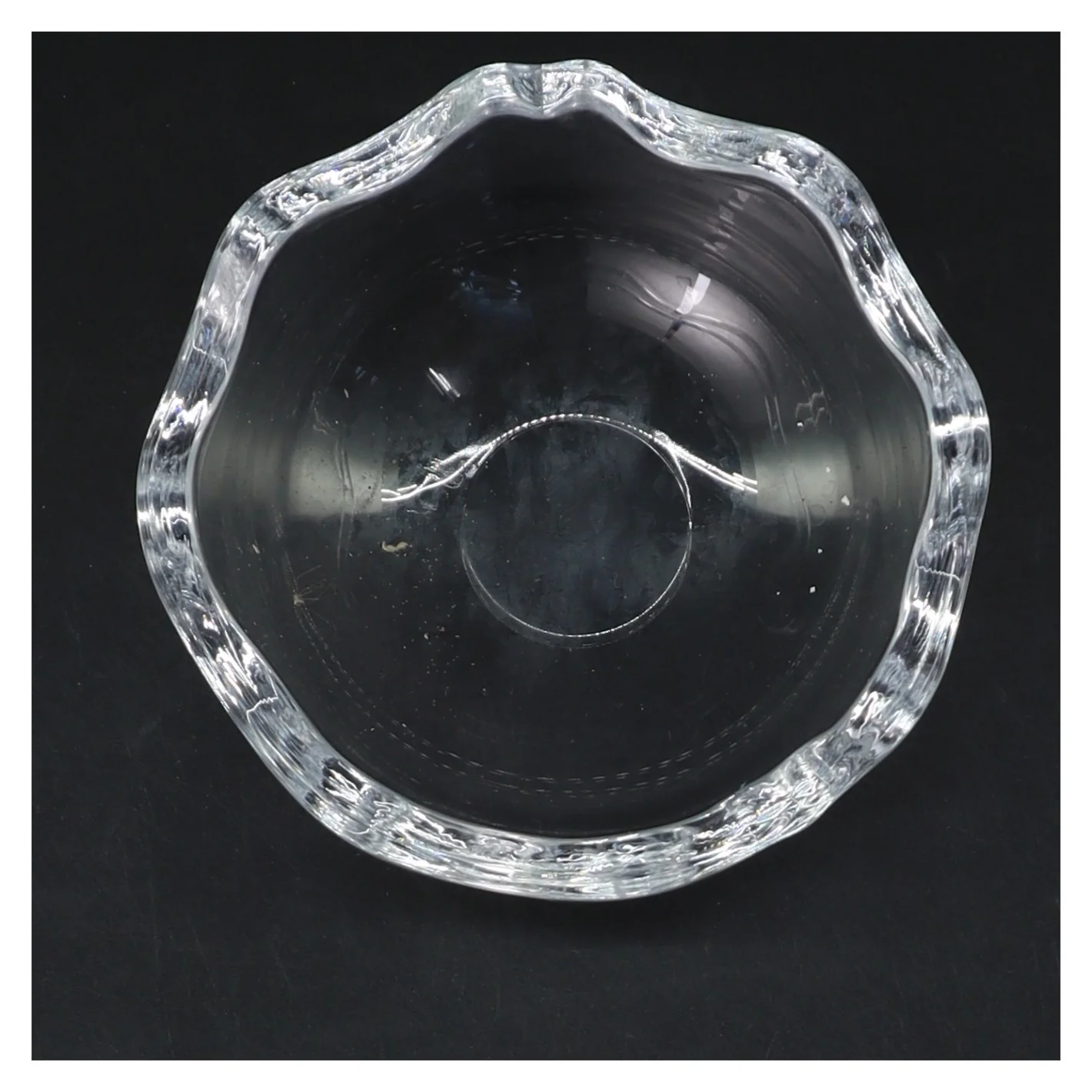 Glas skål med bølget kant (str. Ø 11,5 cm højde 10,5 cm)