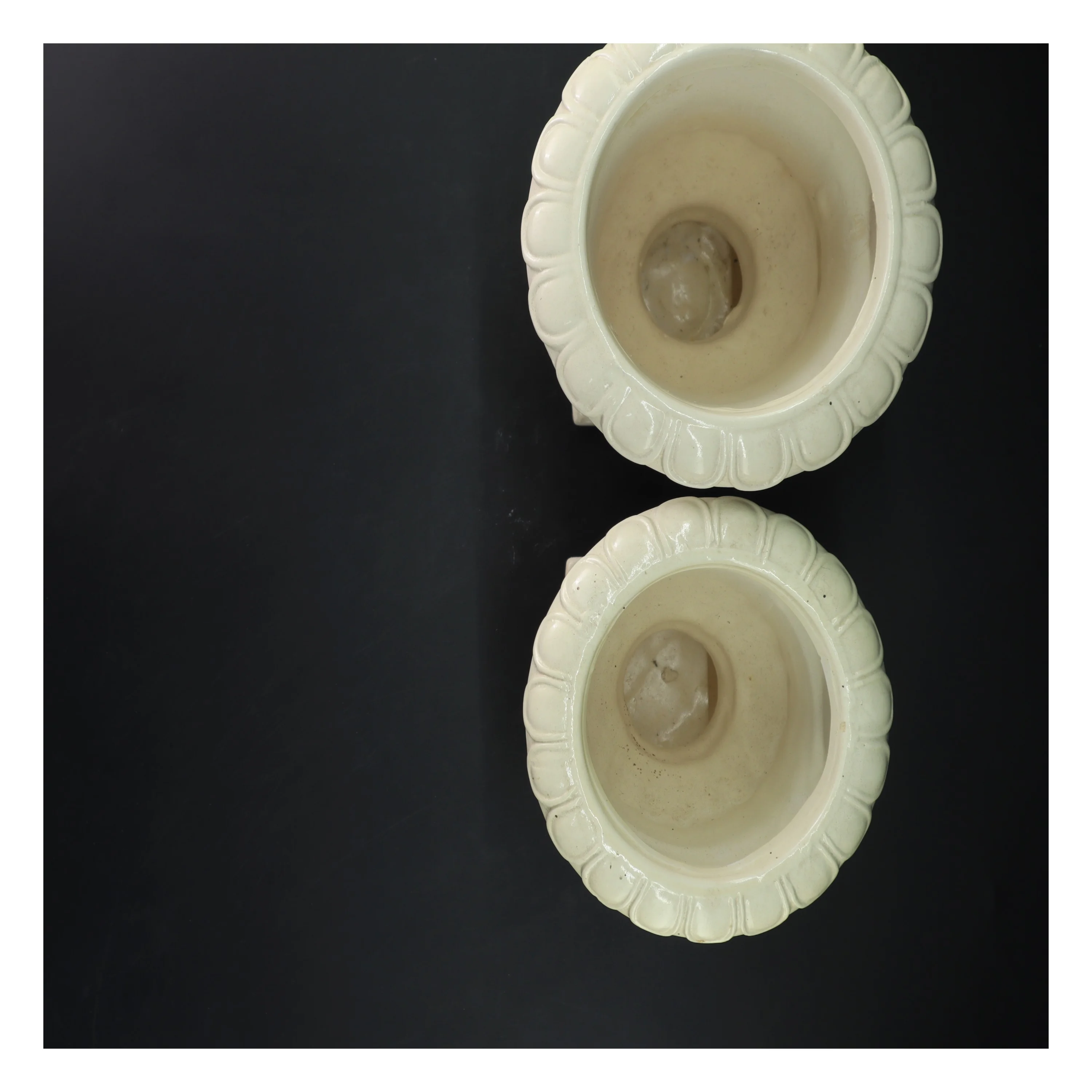 To hvide dekorative vaser (str. 17 og 19 cm)