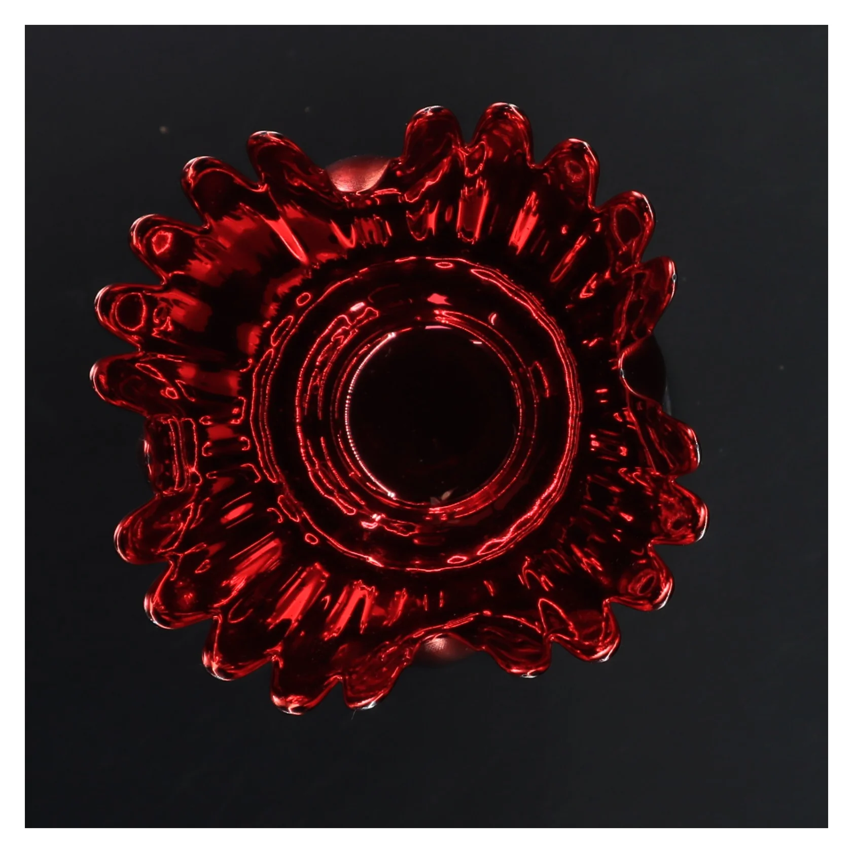 Rød glasvase på fod fra Krifon (str. 11x20 cm)