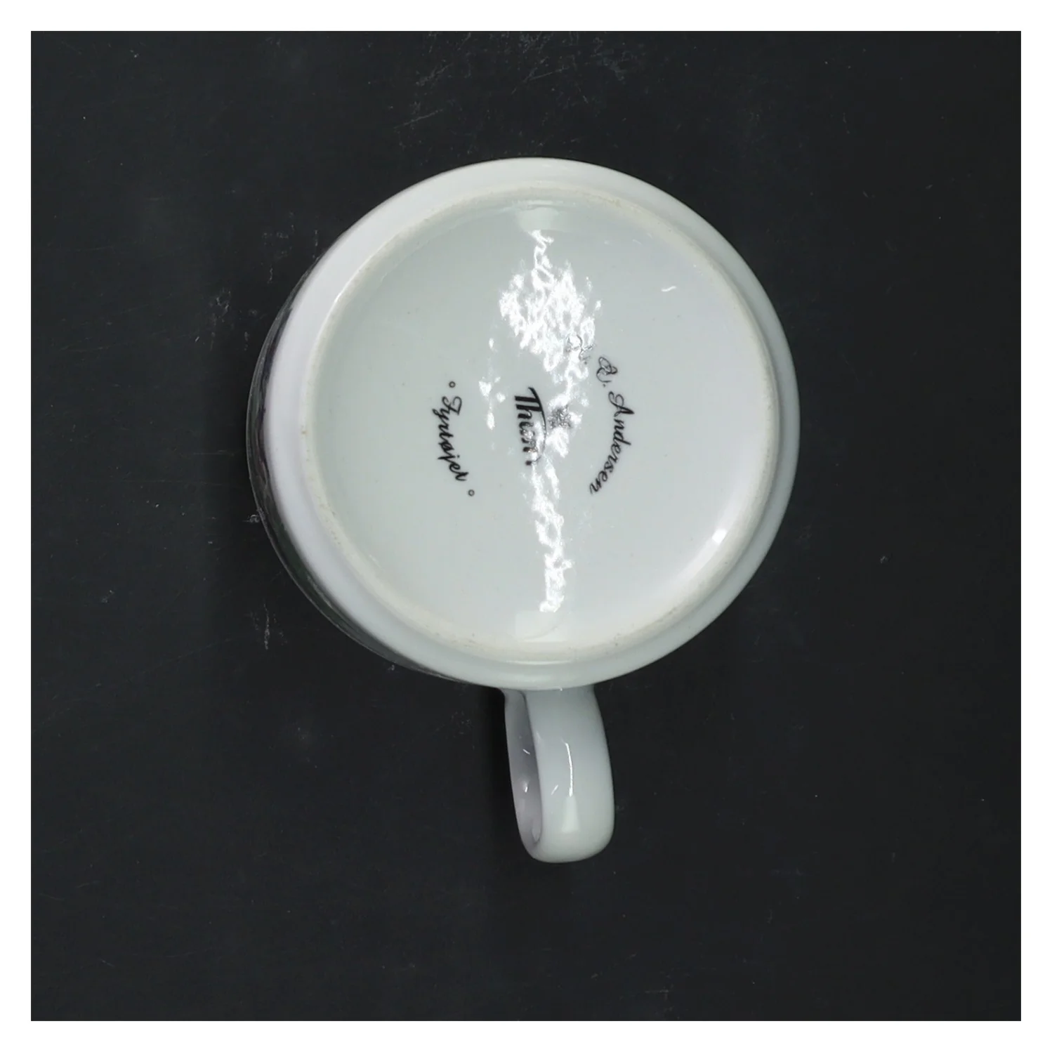 Porcelænskrus med H.C. Andersen motiv fra Thun (str. 9 cm)