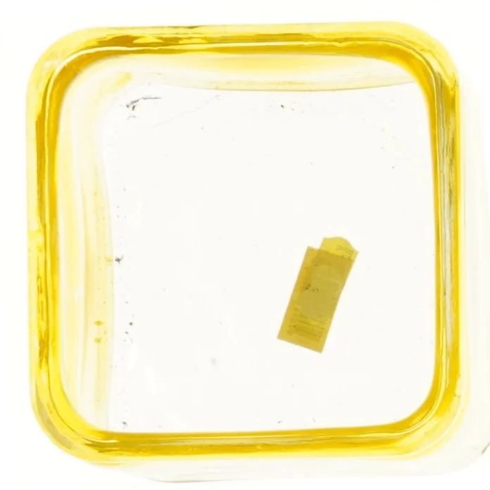 Gul firkantet glaskrukke (str. 12x12x12 cm)