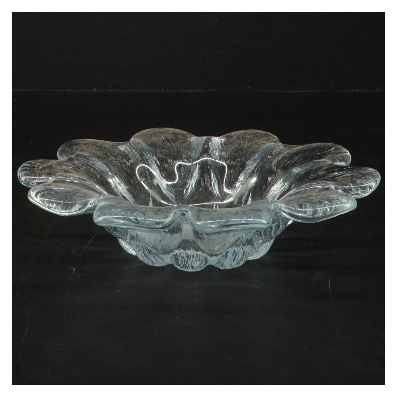 Glas skål med bølget kant (str. Ø 18 cm)