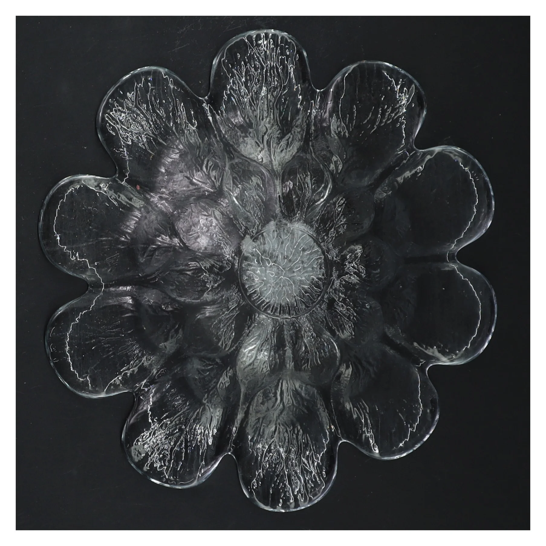 Glas skål med bølget kant (str. Ø 18 cm)