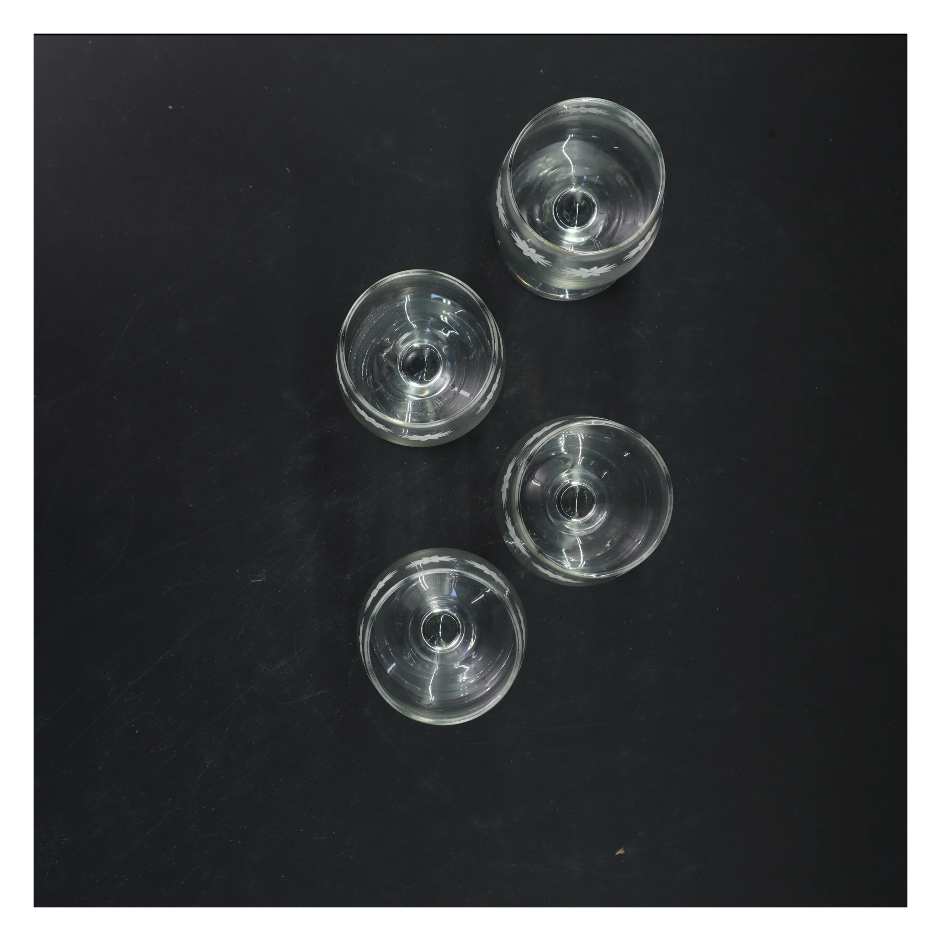 Sæt med 4 vin glas (str. 15x6 cm)