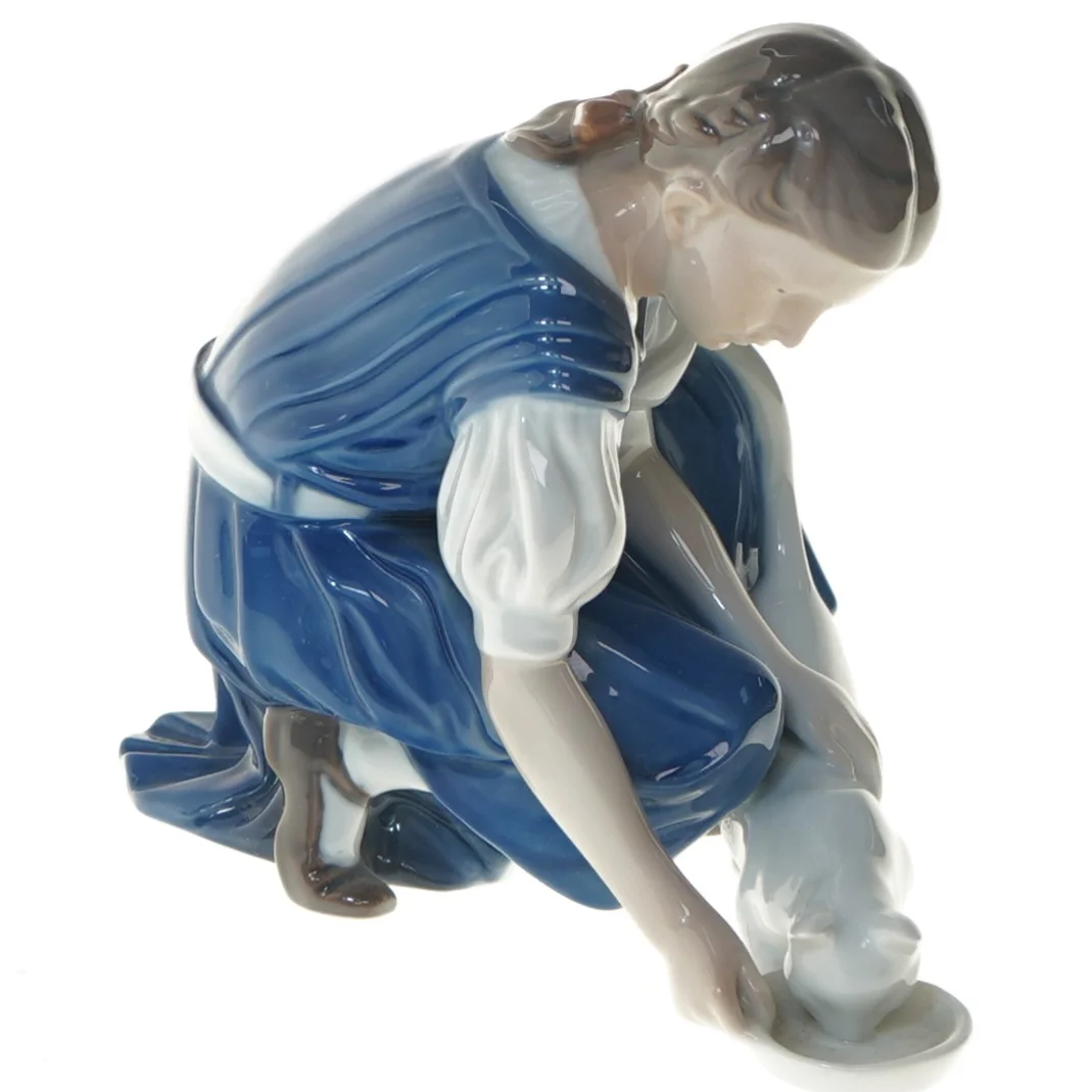 Porcelænsfigur af pige med kat fra B&G (str. 16,5 cm)