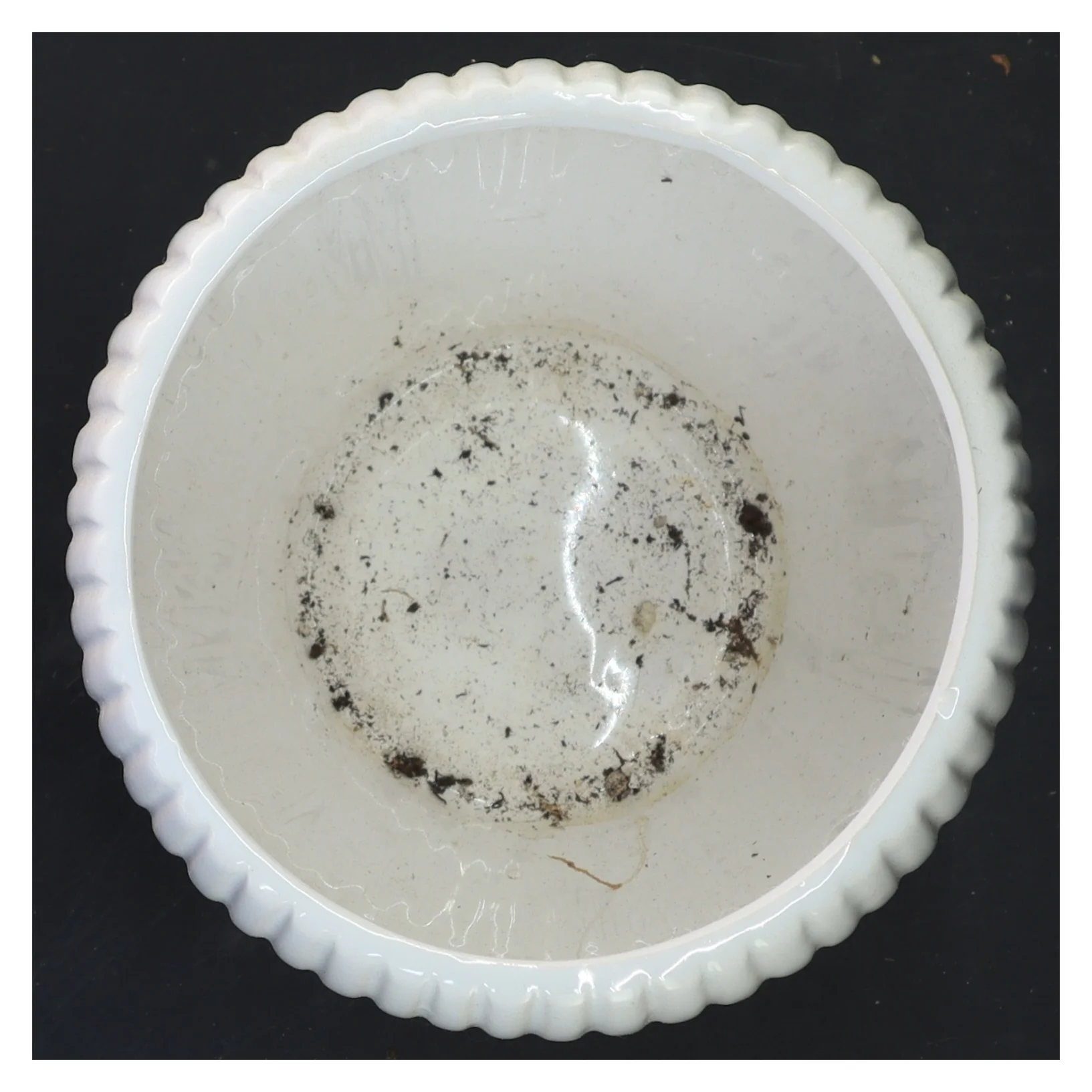 Hvid keramikpotte med riller (str. Ø 14x13 cm)