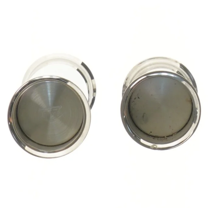 To lysestager i metal (str. 9 og 15 cm)