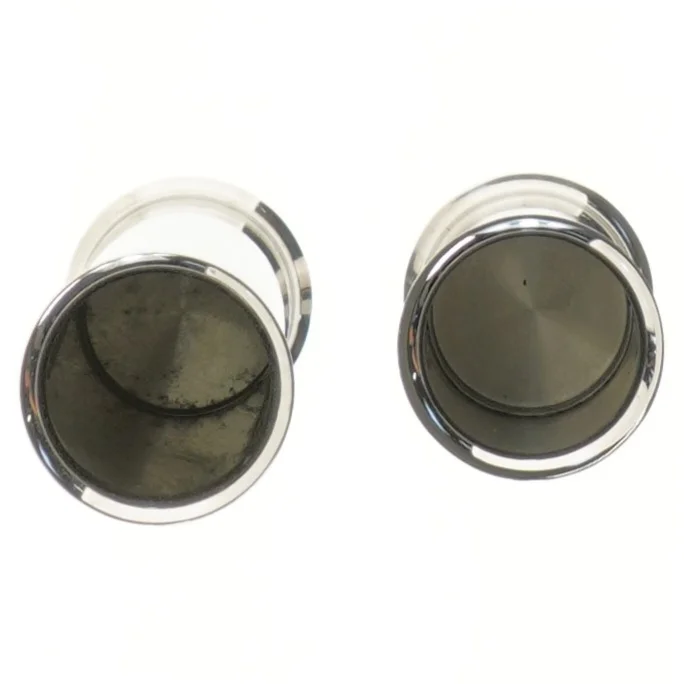 To lysestager i metal (str. 9 og 15 cm)