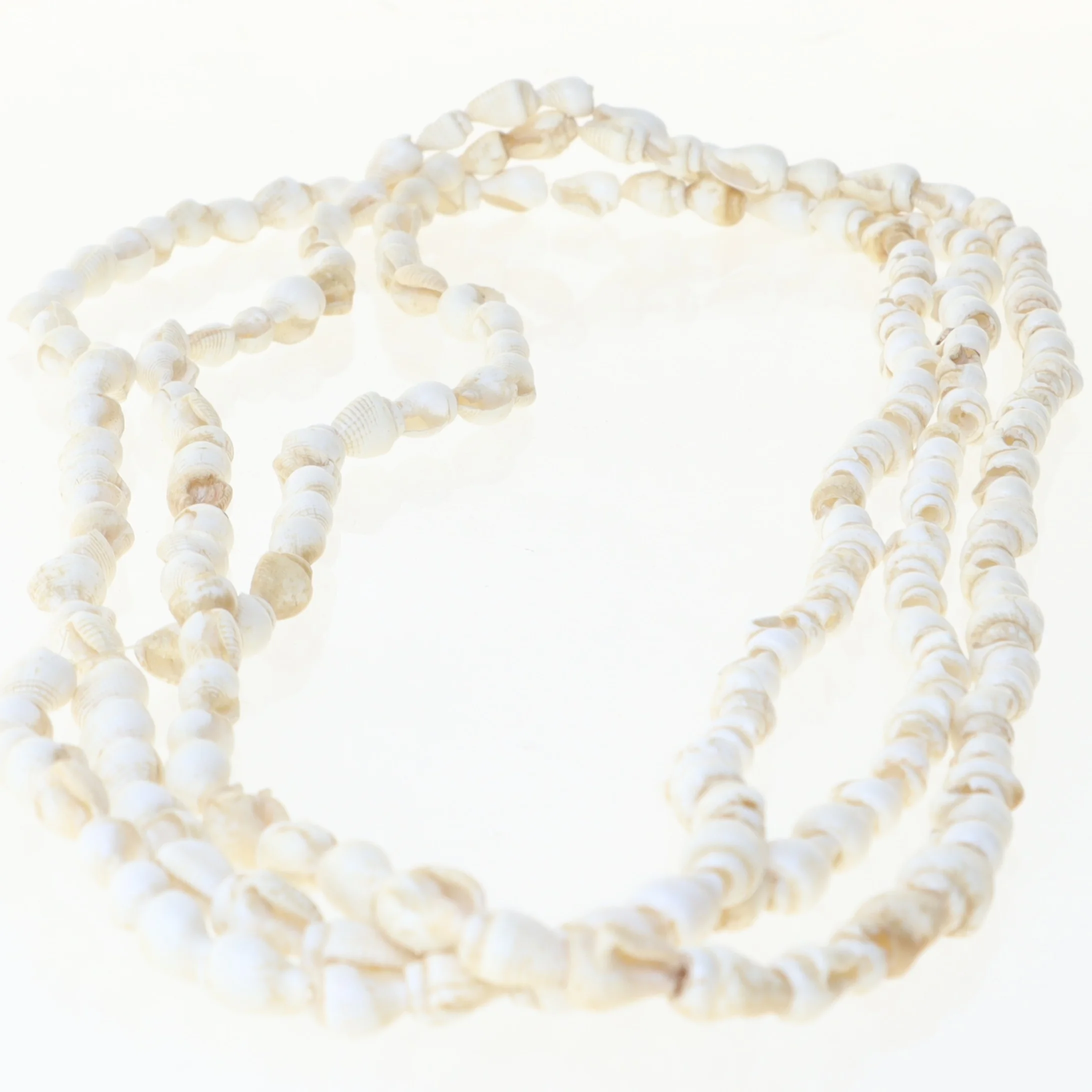 Lang halskæde med skaller (str. 105 cm)