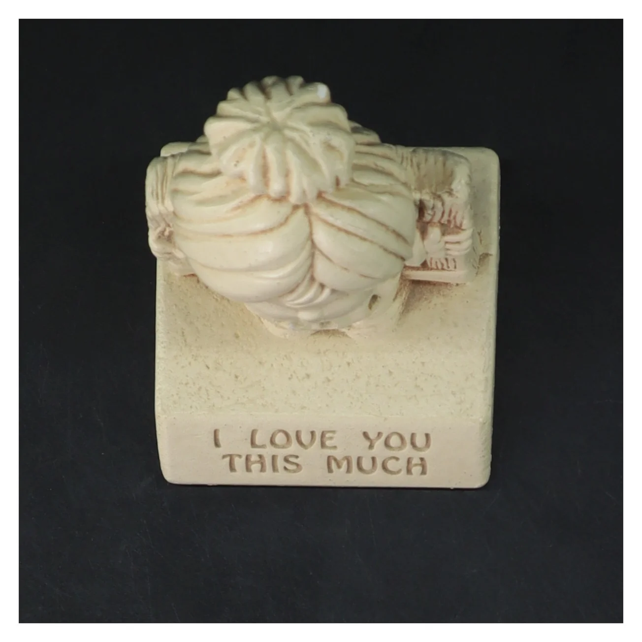 Dekorativ figur med tekst (str. 14 cm)