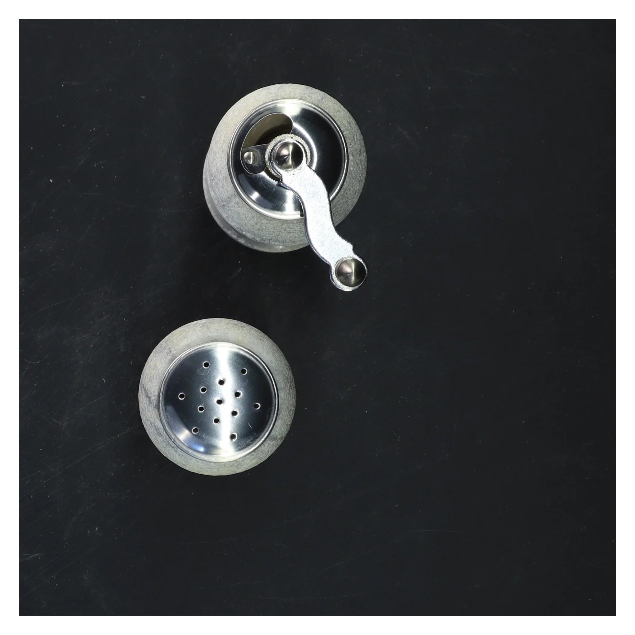 Salt- og pebersæt i marmor og metal (str. 13x5 cm)