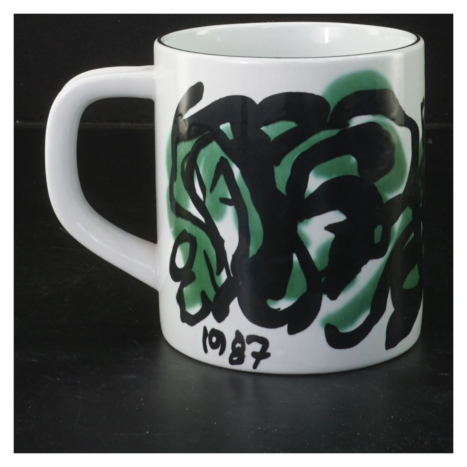 Keramikkrus med abstrakt mønster fra Royal Copenhagen (str. 11,5x10 cm)