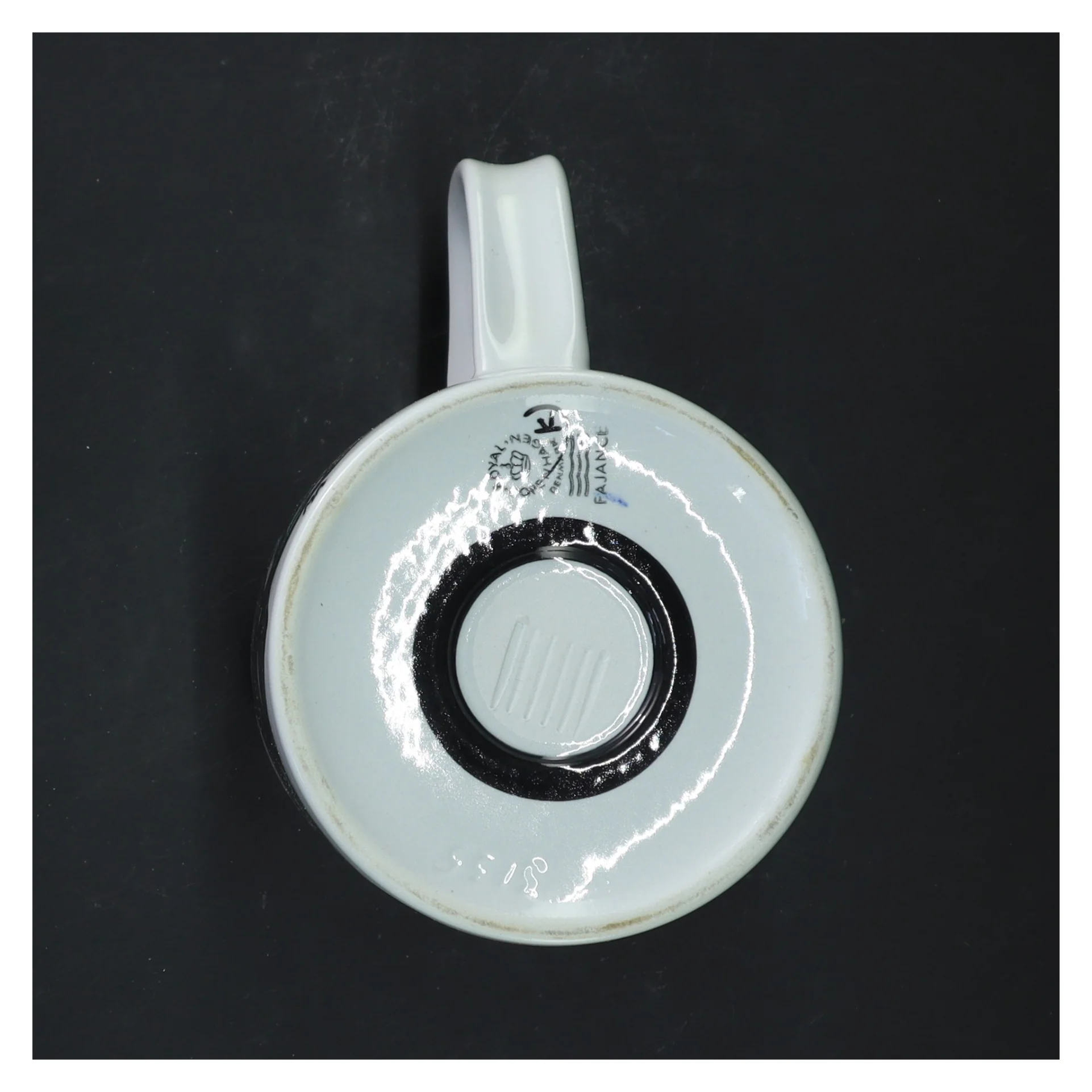 Keramikkrus med abstrakt mønster fra Royal Copenhagen (str. 11,5x10 cm)