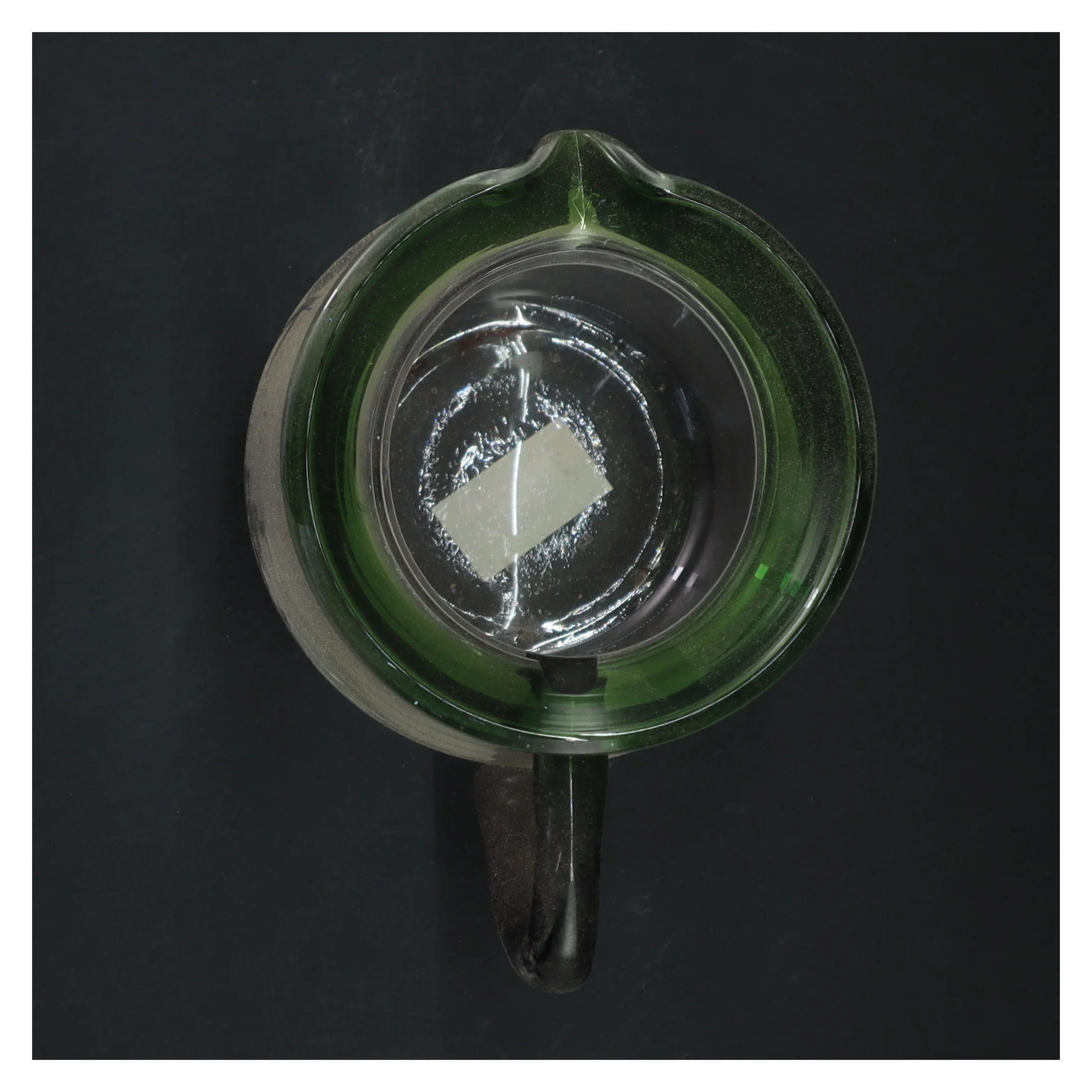 Glas kande med grøn kant (str. 17x13 cm)