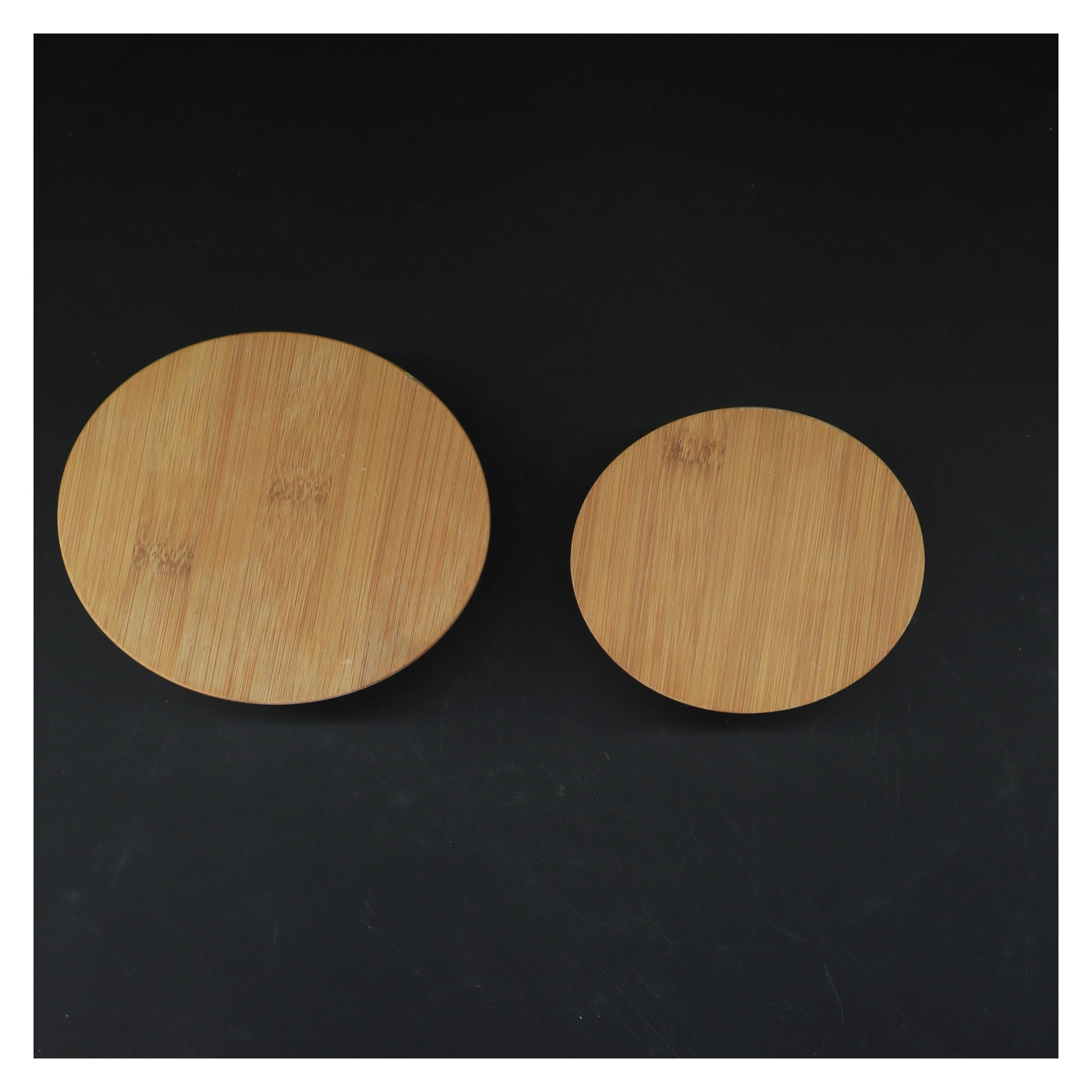 Sæt af to opbevaringsskåle med trælåg fra Anna & Clara (str. Ø. 10,5 cm. og. ø. 13 cm)