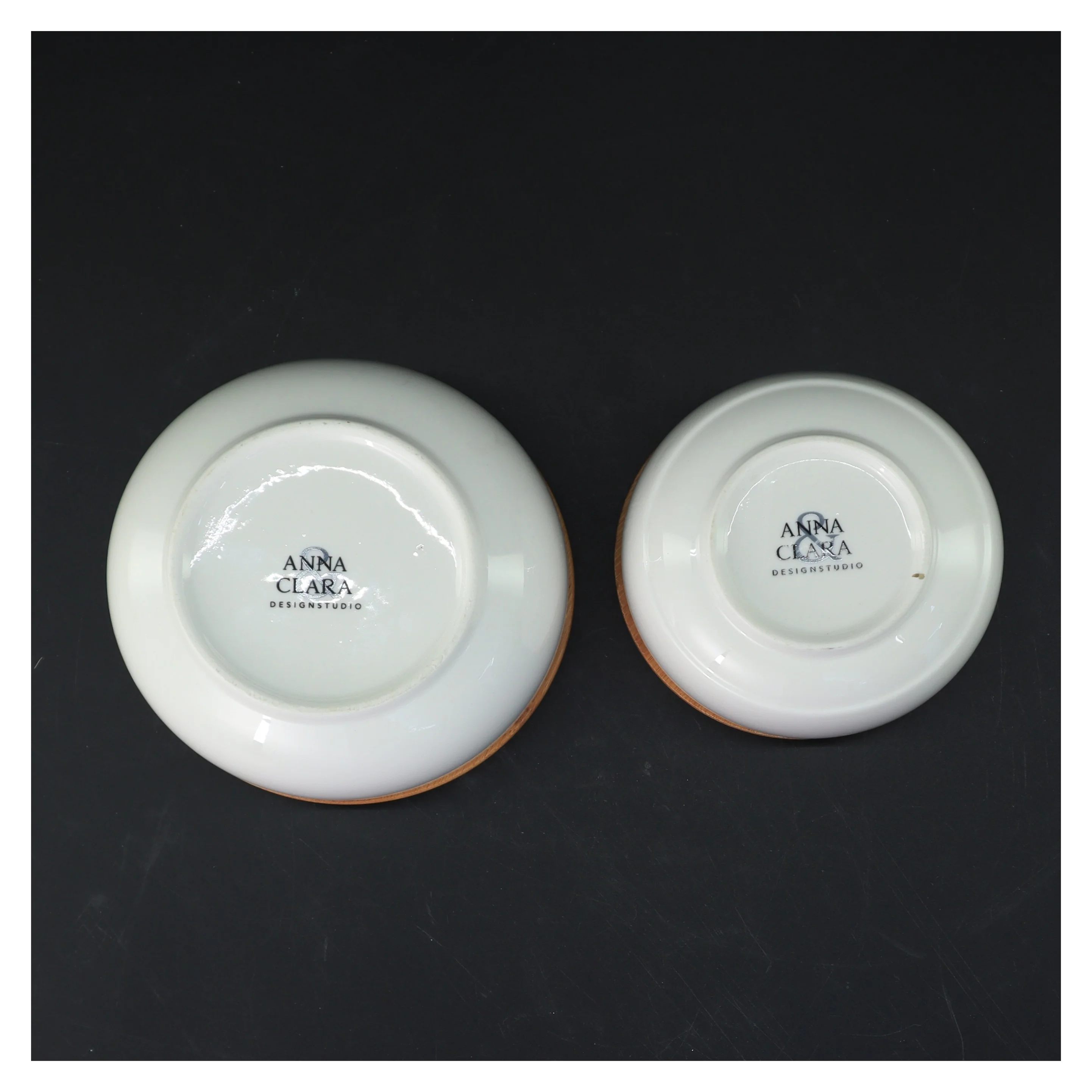 Sæt af to opbevaringsskåle med trælåg fra Anna & Clara (str. Ø. 10,5 cm. og. ø. 13 cm)